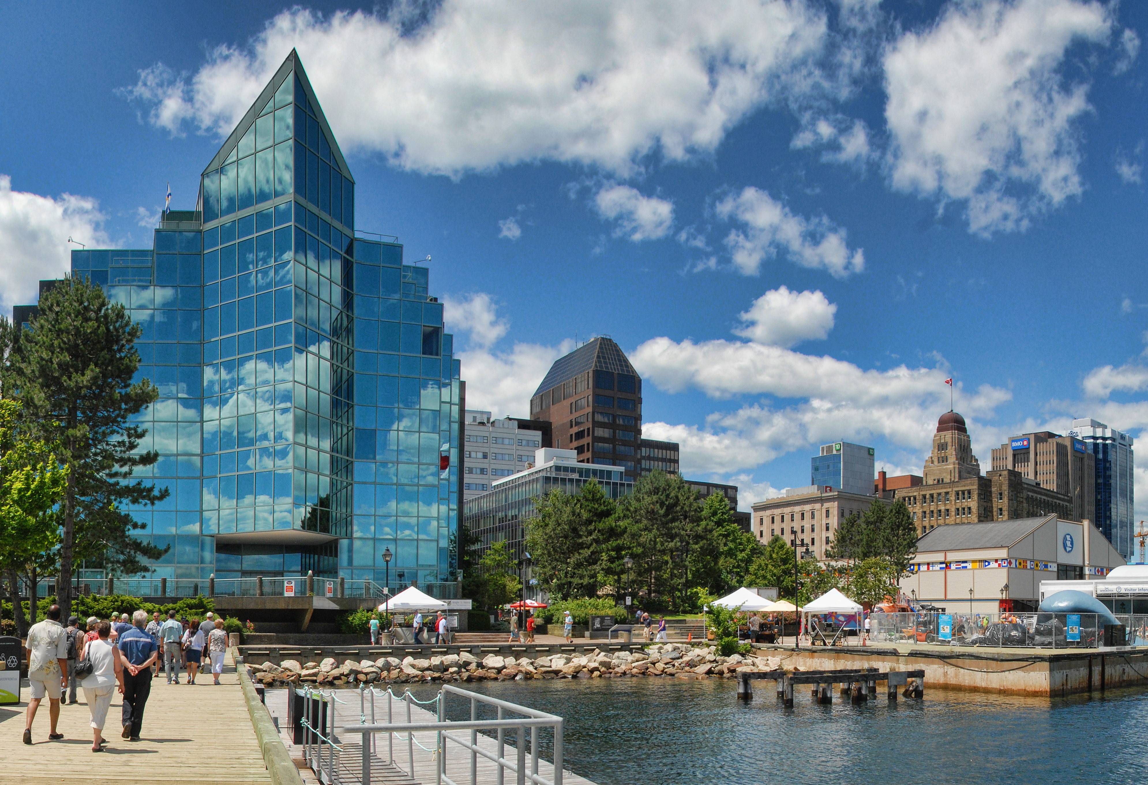 canada-nova-scotia-halifax-waterfront-promenade-met-uitzicht-op-de-haven