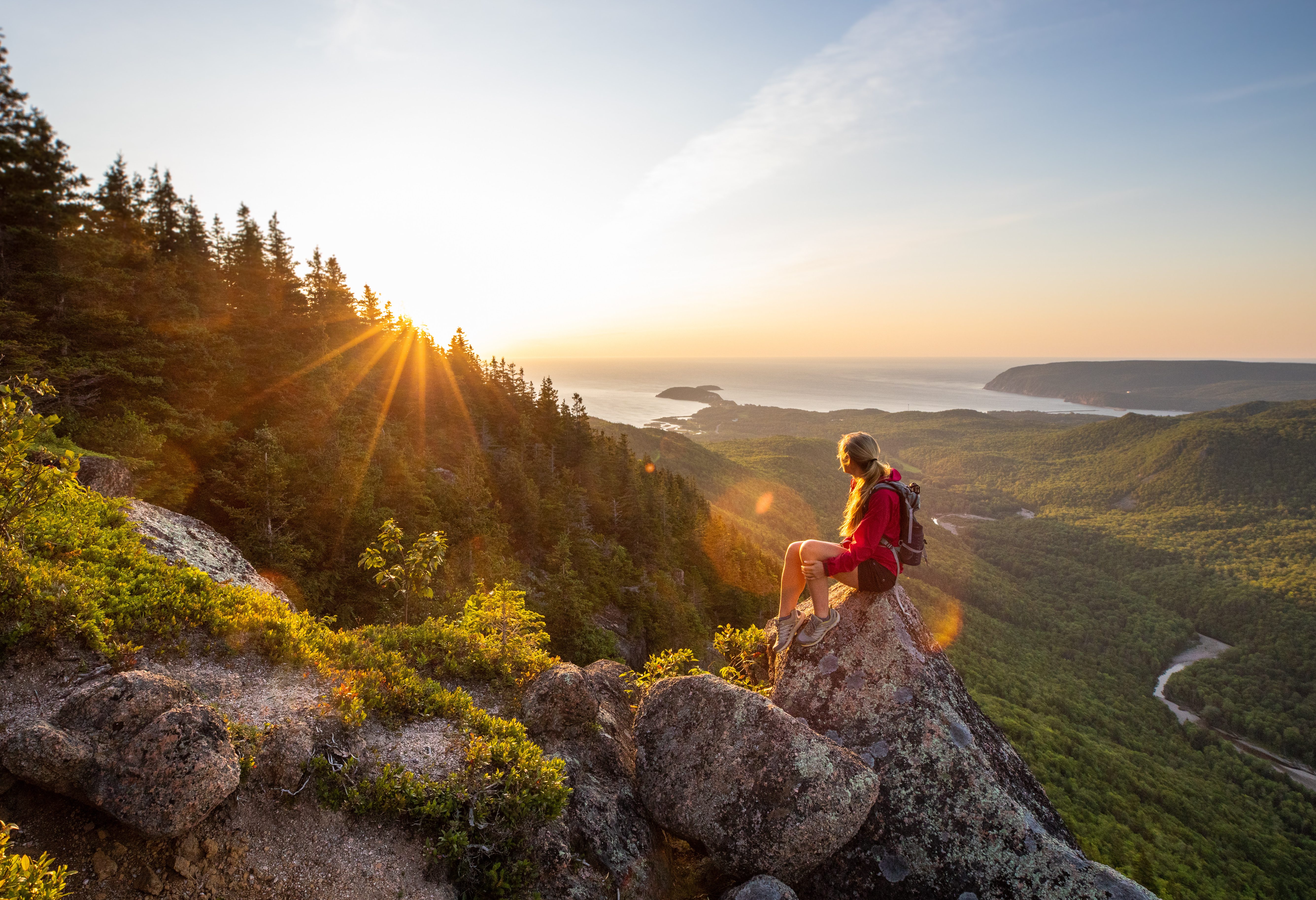 canada-nova-scotia-franey-trail-man-geniet-van-uitzicht-zonsopkomst