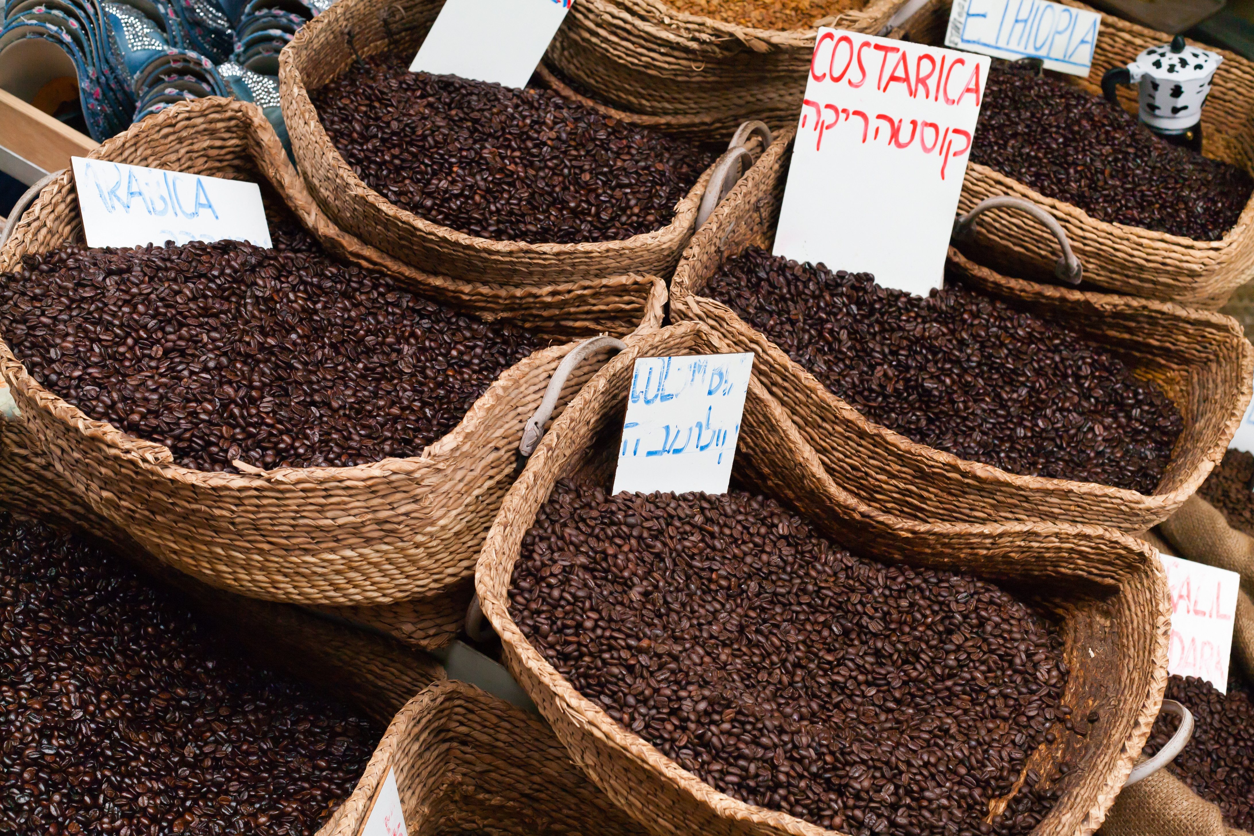 Volle manden met duizenden koffiebonen in Monteverde, Costa Rica