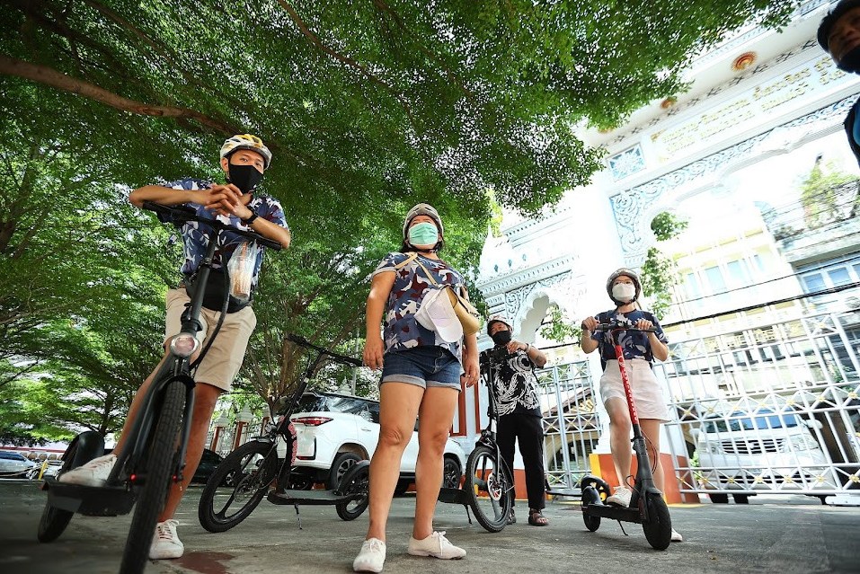 Uitleg van de gids tijdens de e-step tour door Bangkok in Thailand