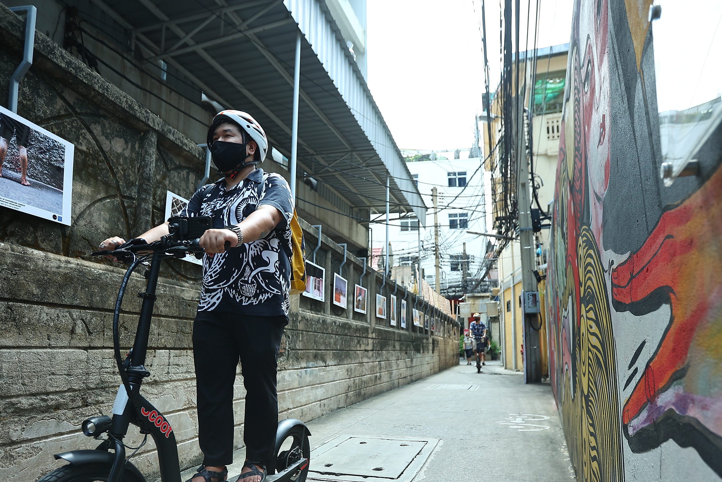 Smalle straatjes van Chinatown in Bangkok verkennen tijdens de e-step tour