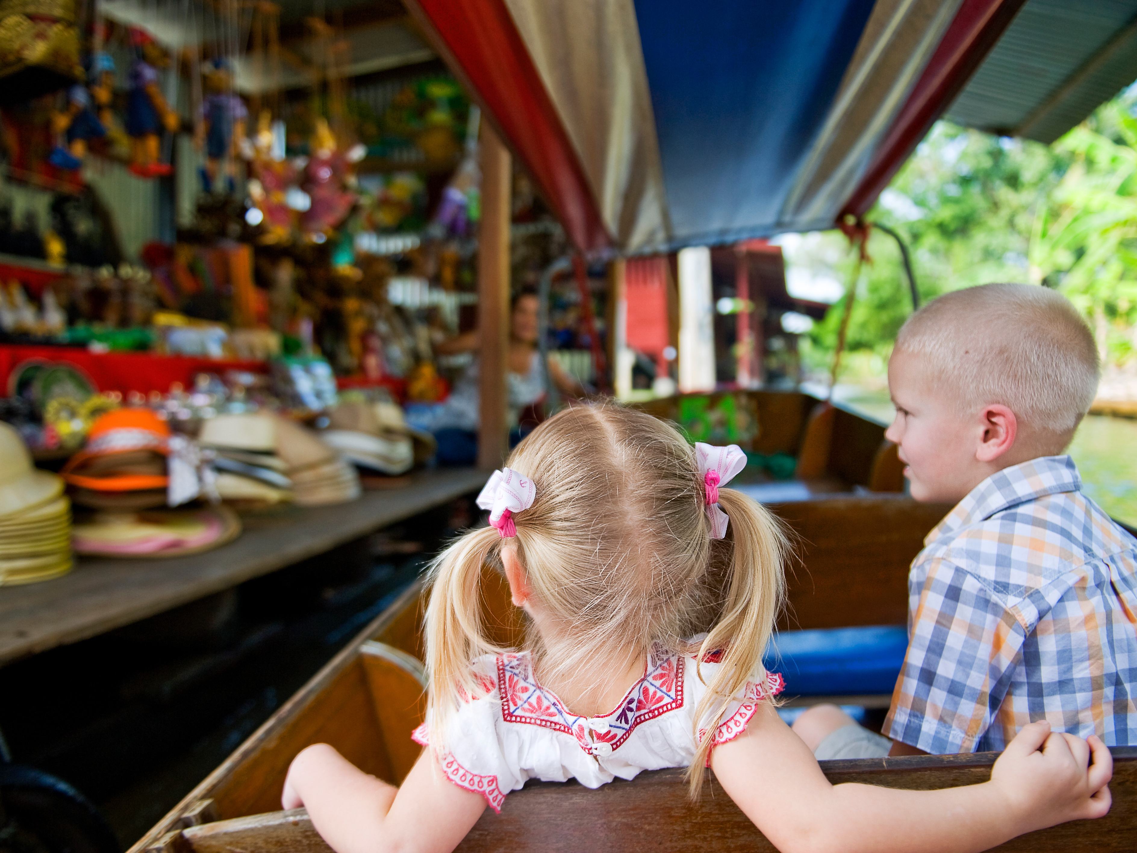 Met de kids op de boot in Bangkok, Thailand