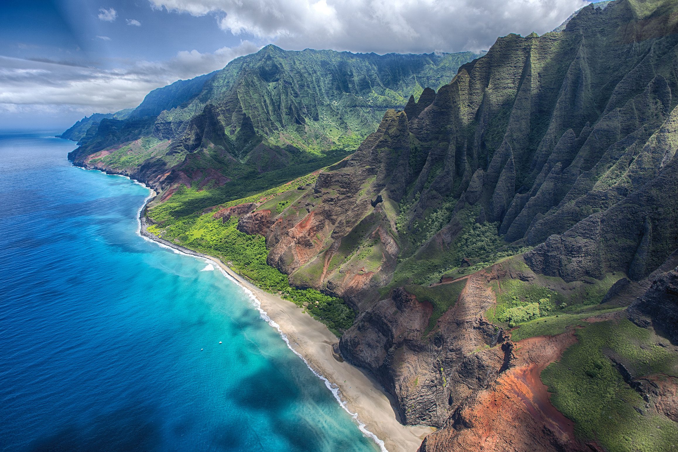 Helikopterview van het Hawaiiaanse eiland Kauai, Hawaii