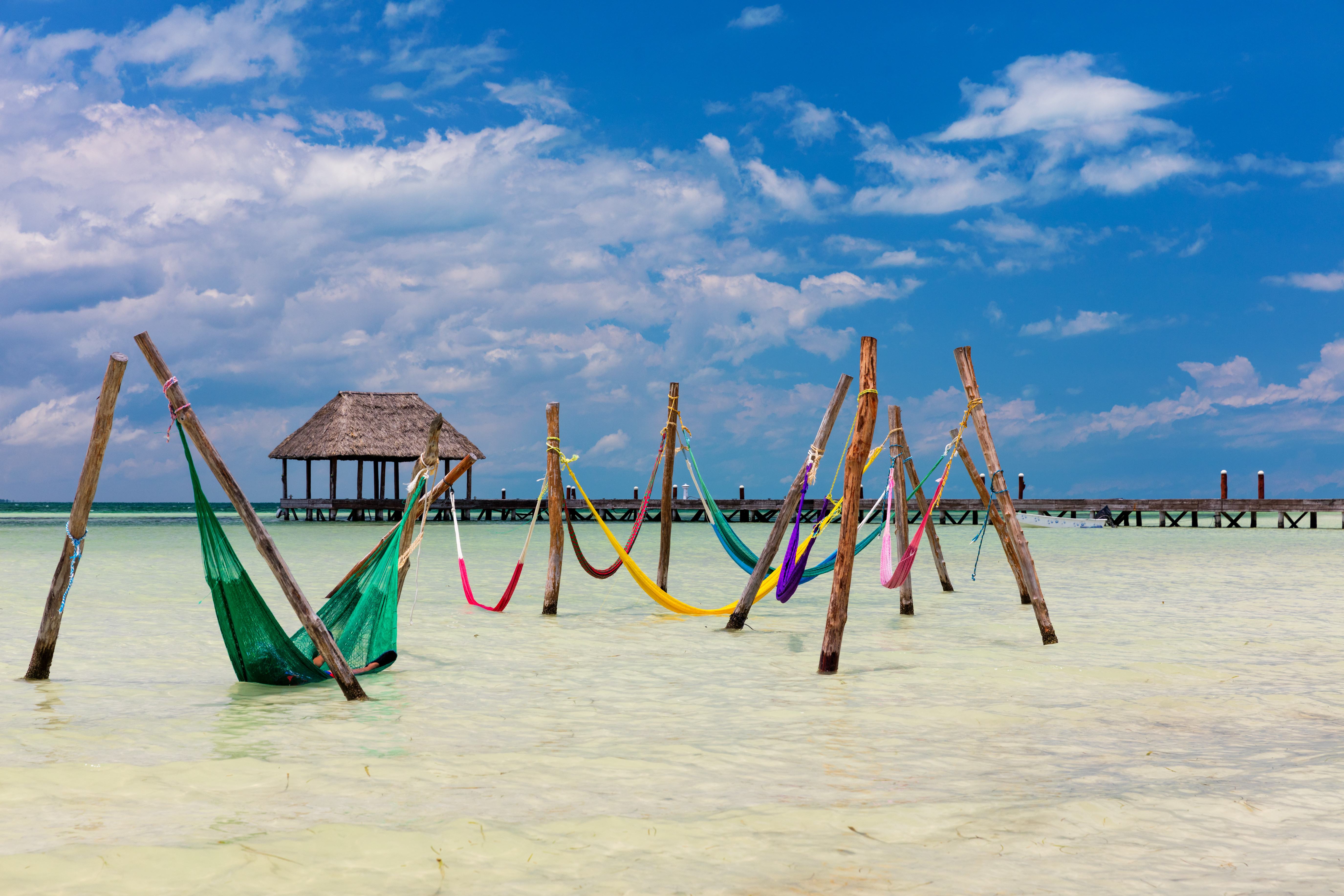 Relaxen in een hangmat midden in zee op Isla Holbox, Mexico