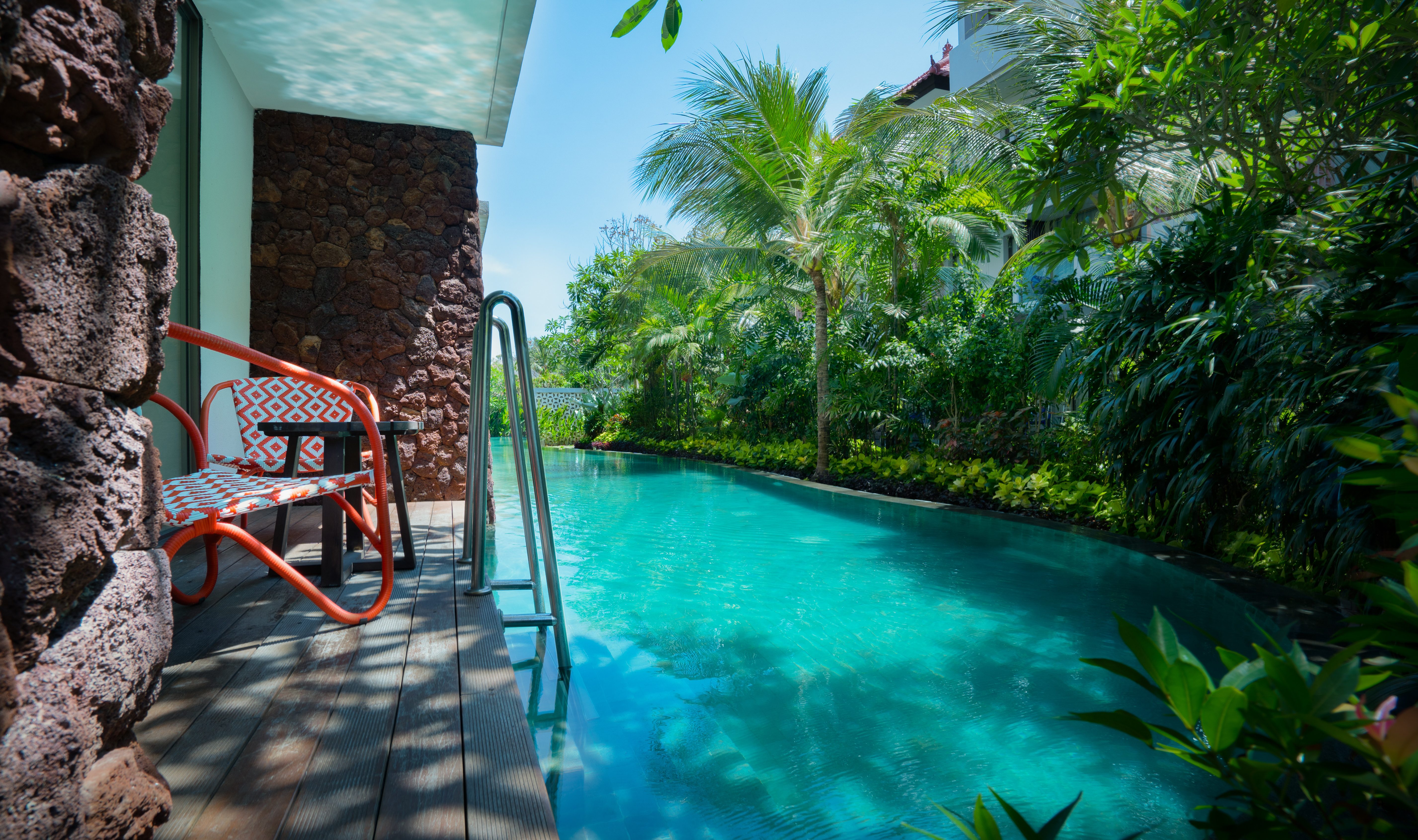 Toegang tot zwembad vanuit de Deluxe Pool Access kamer in het Merusaka Nusa Dua op Bali in Indonesie