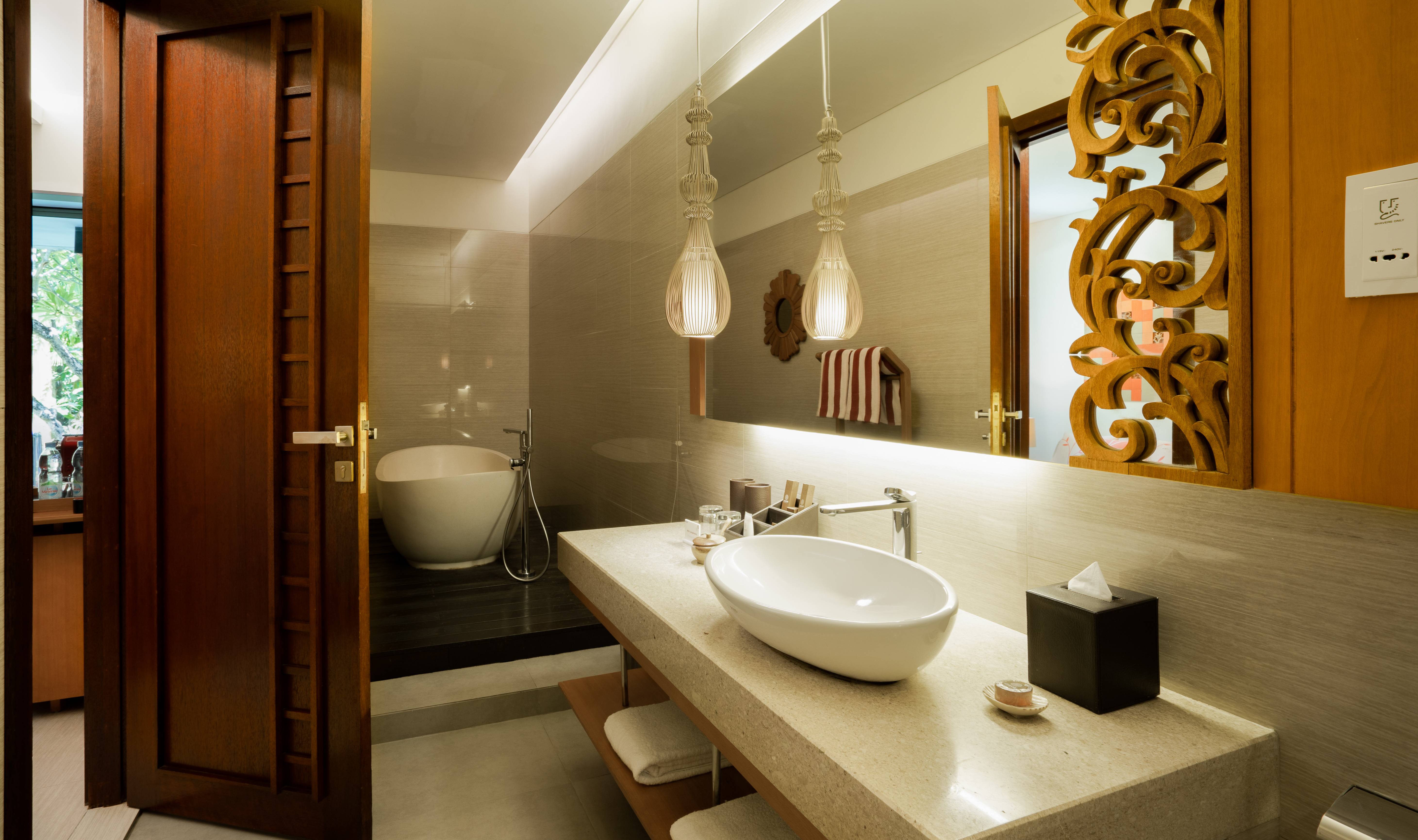 Badkamer van de Deluxe Pool Access kamer in het Merusaka Nusa Dua op Bali in Indonesie