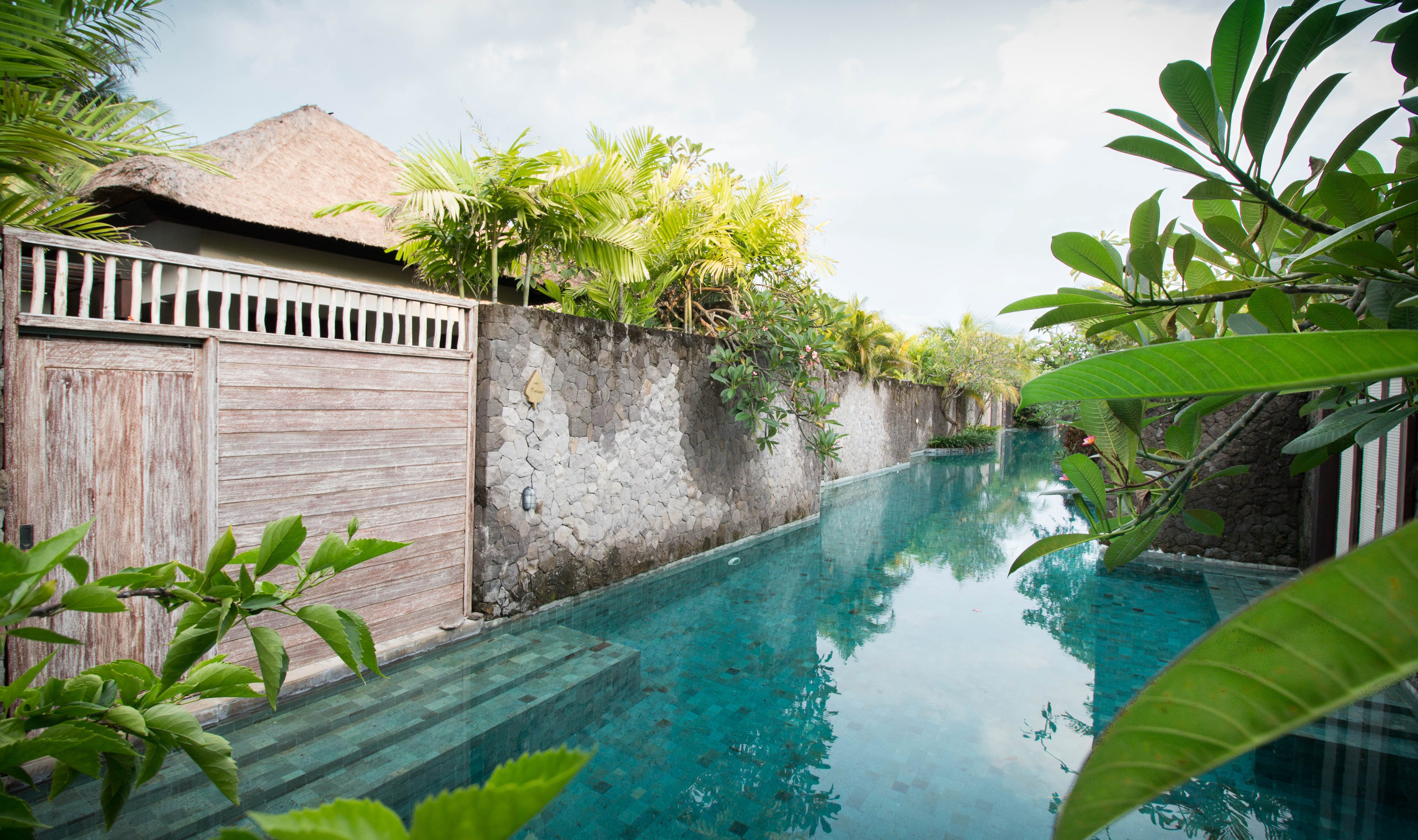 Zwembad van The Village in het Merusaka Nusa Dua op Bali in Indonesie