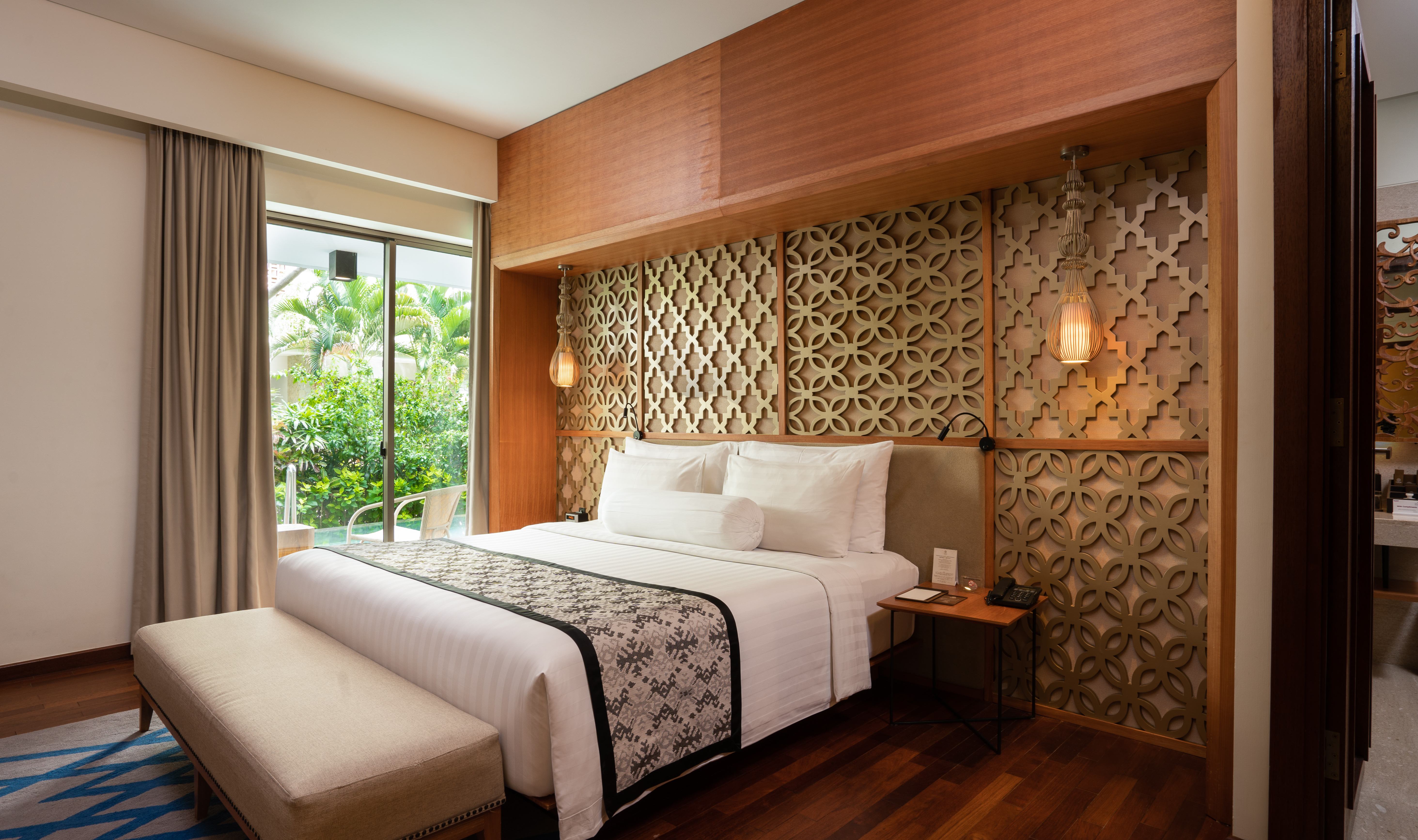 Two Bedroom Suite slaapkamer met kingsize bed in het Merusaka Nusa Dua op Bali in Indonesie