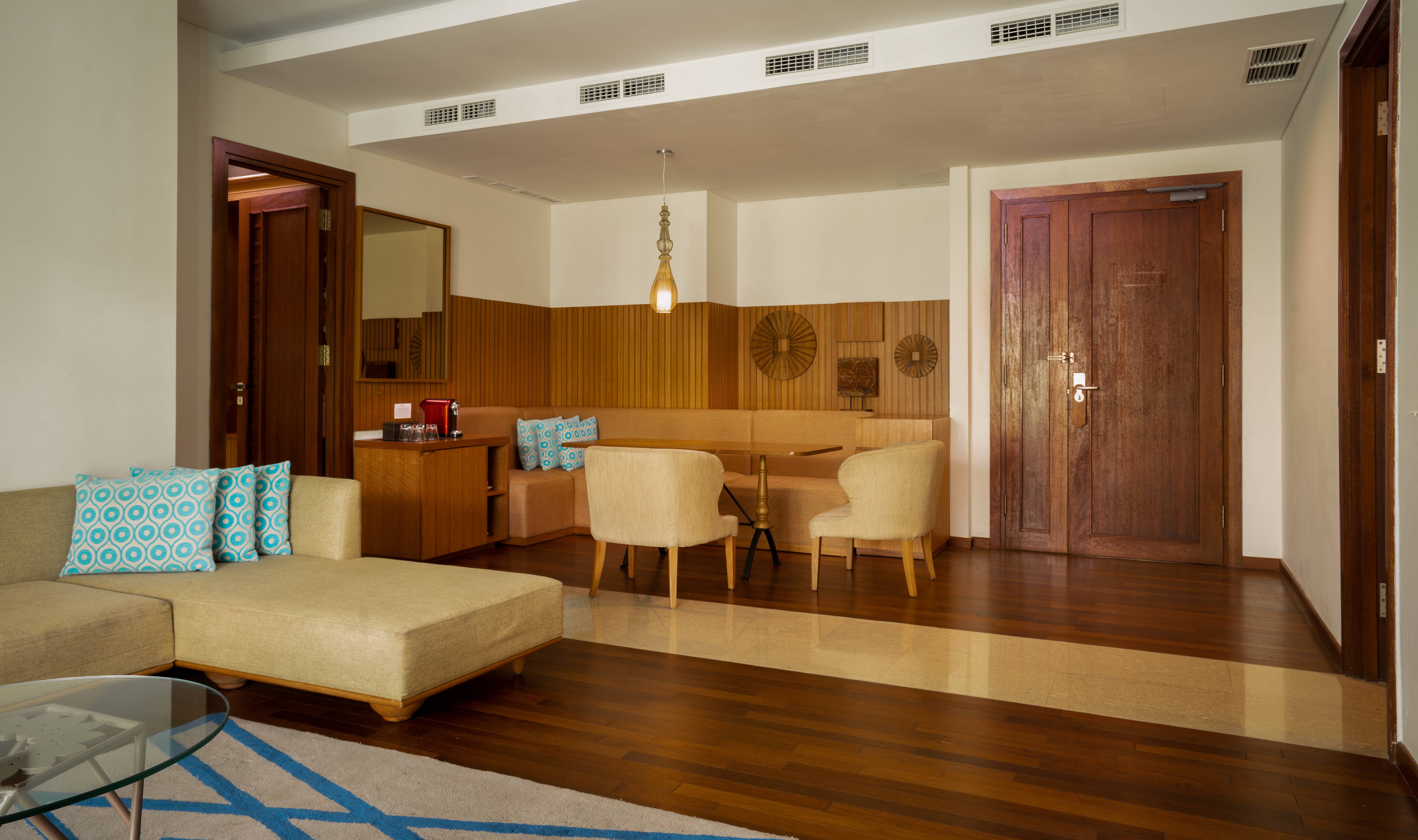 Zitkamer Two Bedroom Suite in het Merusaka Nusa Dua op Bali in Indonesie