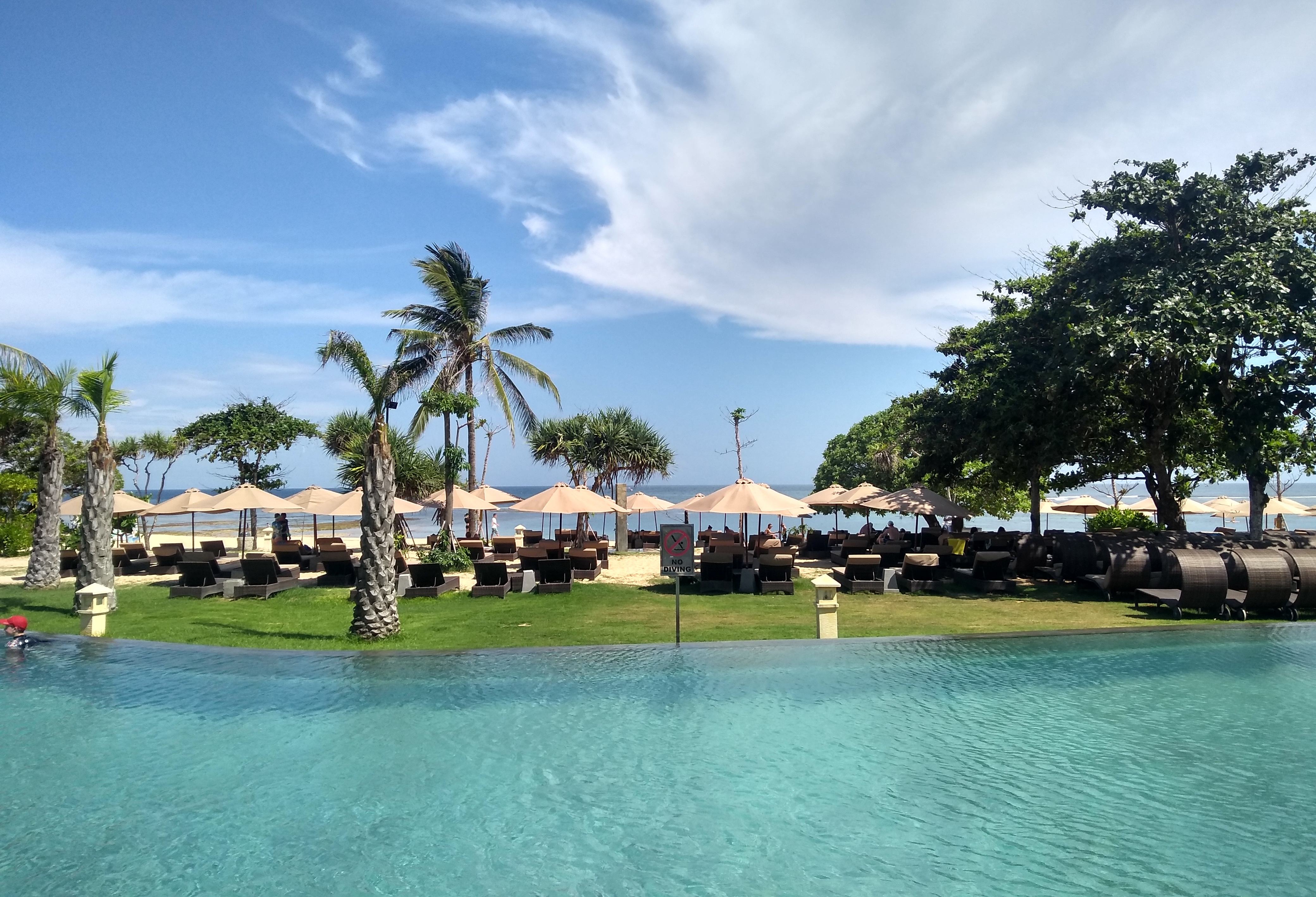 Strandzwembad van het Merusaka Nusa Dua op Bali in Indonesie