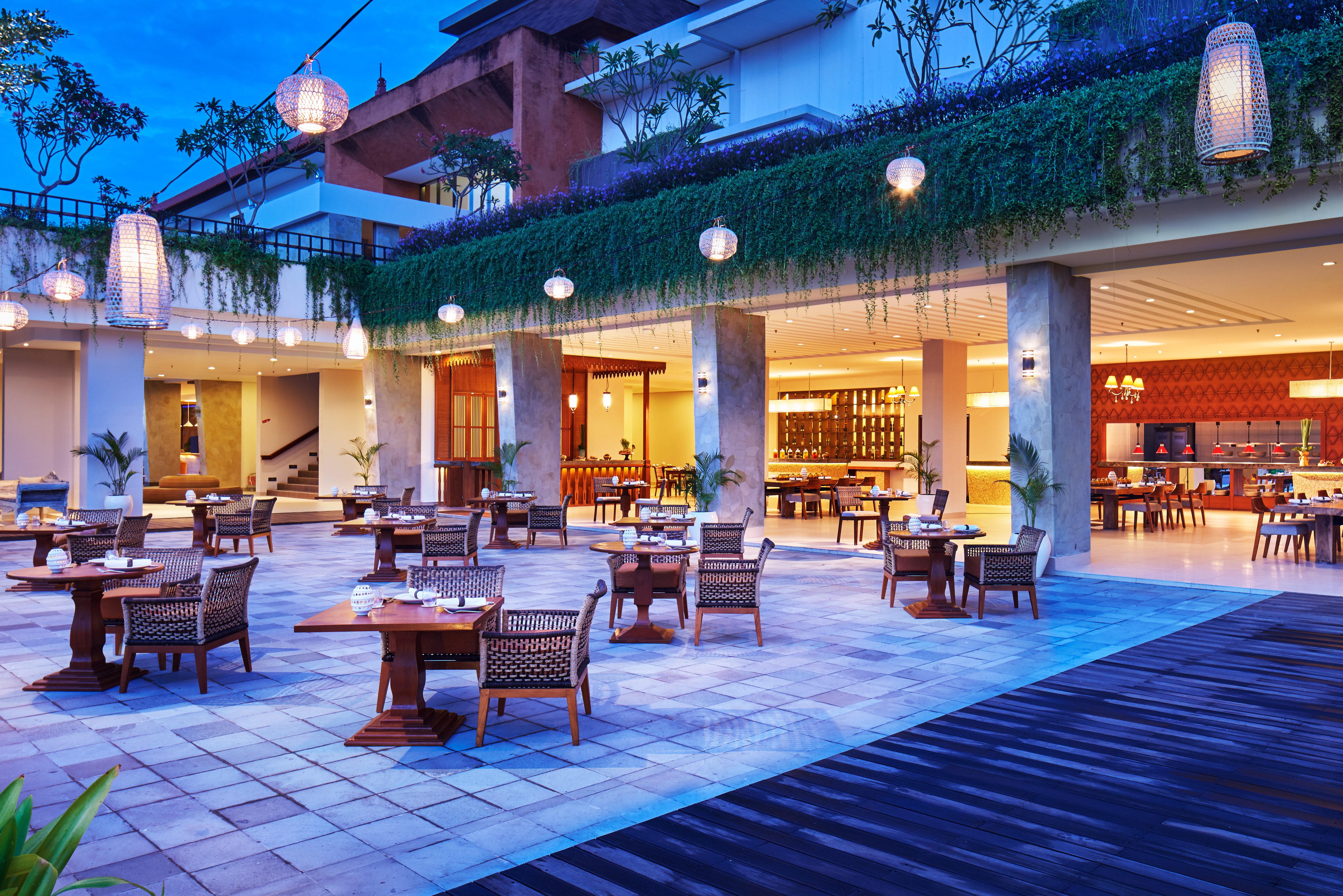 Buiten eten bij het Homaya Restaurant van het Merusaka Nusa Dua op Bali in Indonesie