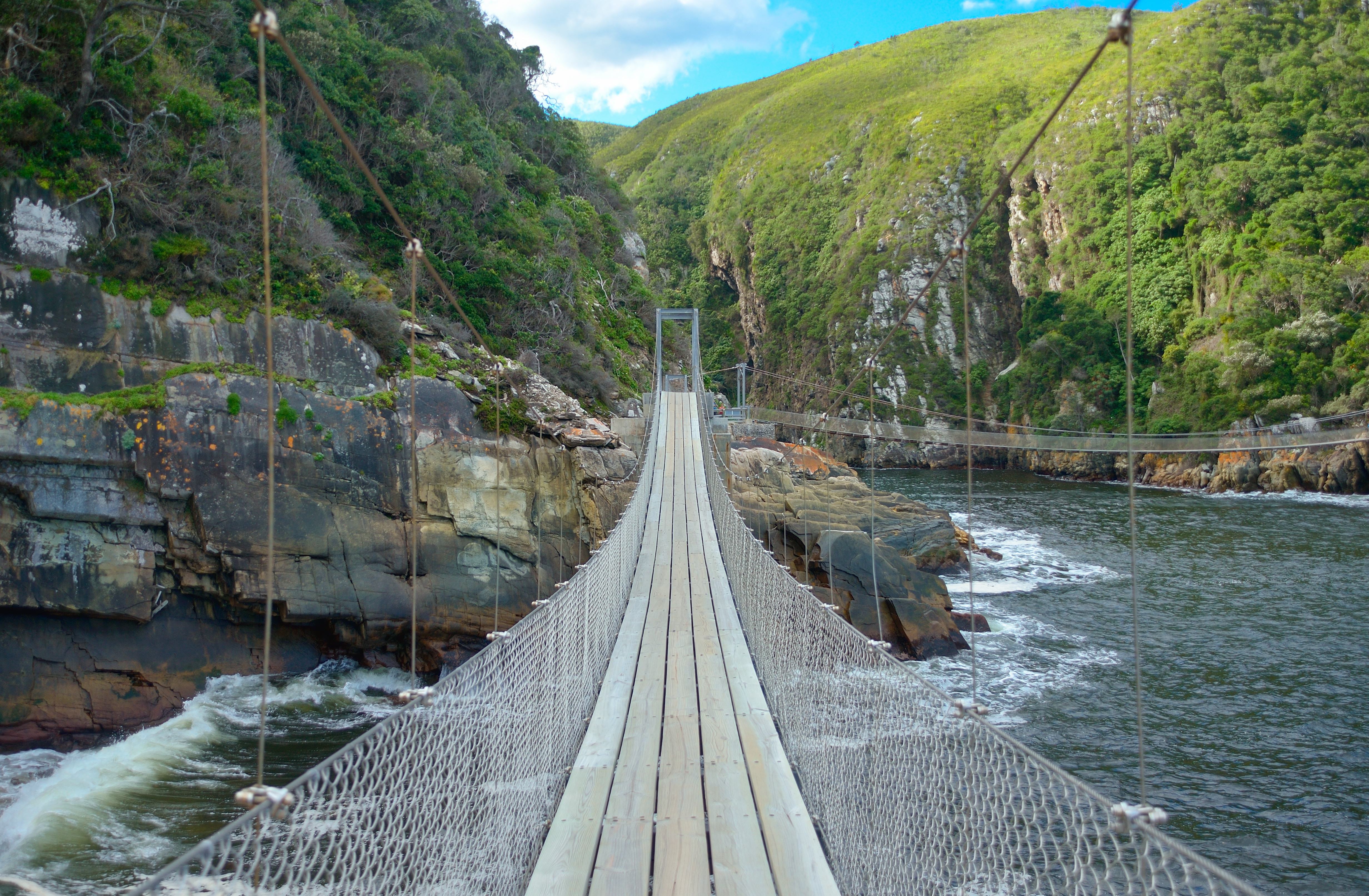 Wandel over de hangbrug in Tsitsikamma, Zuid-Afrika