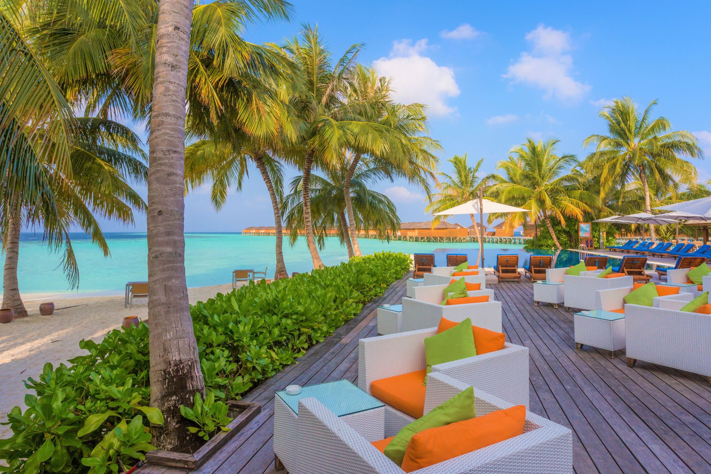 Vilamendhoo Resort op de Malediven zwembad terras