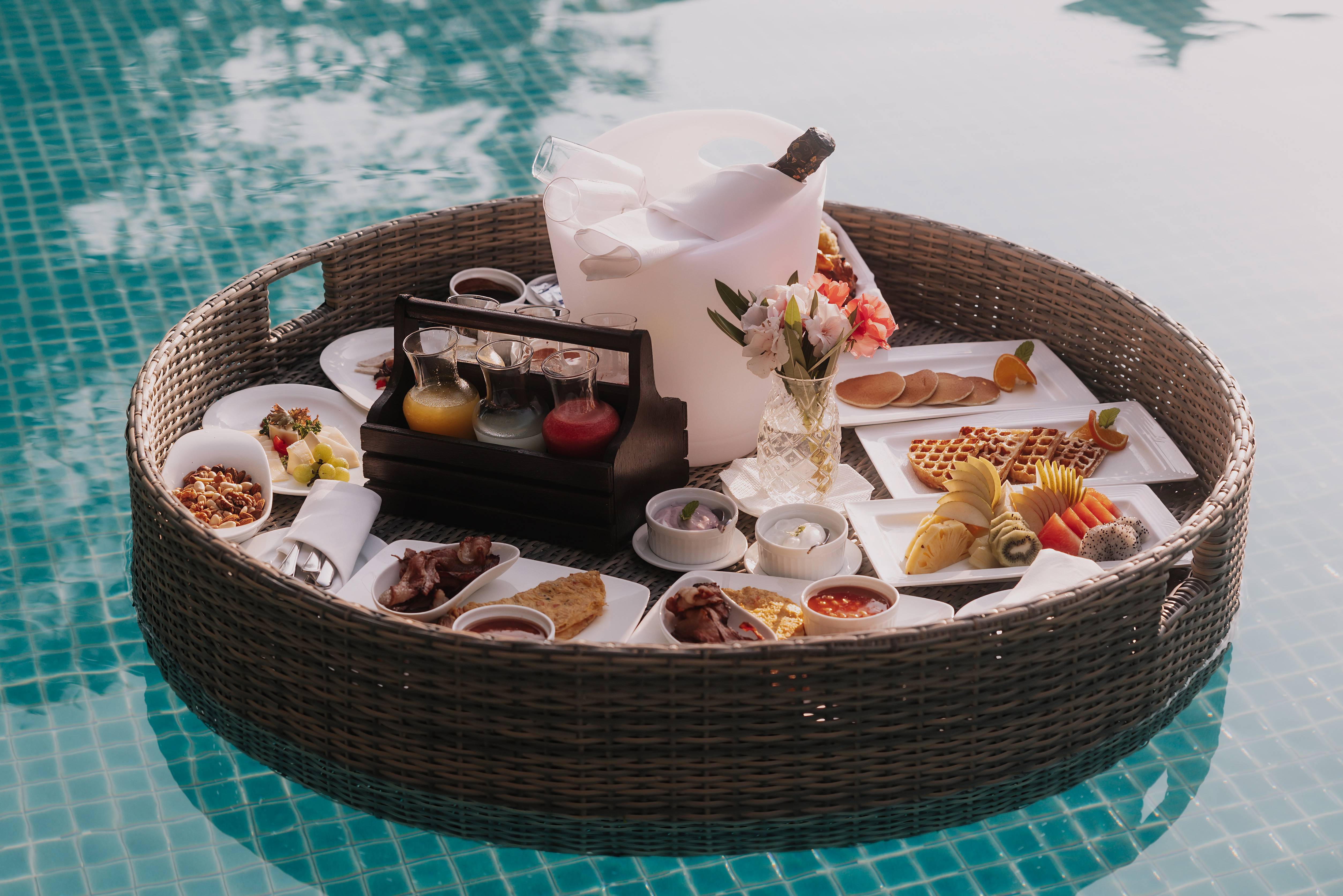 Adaaran Select Hudhuranfushi resort malediven floating breakfast