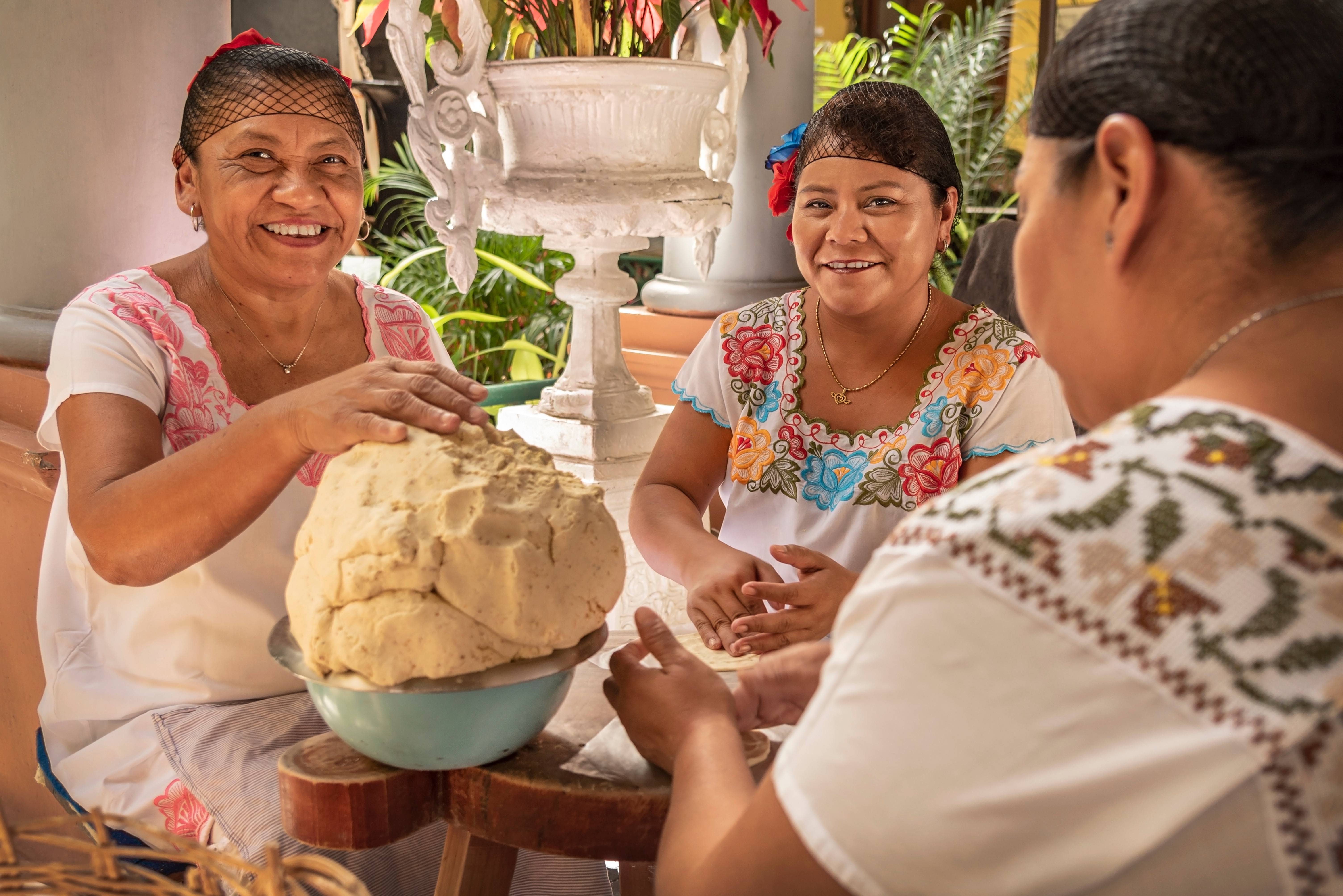 Dames maken verse tortillas in Yucatan