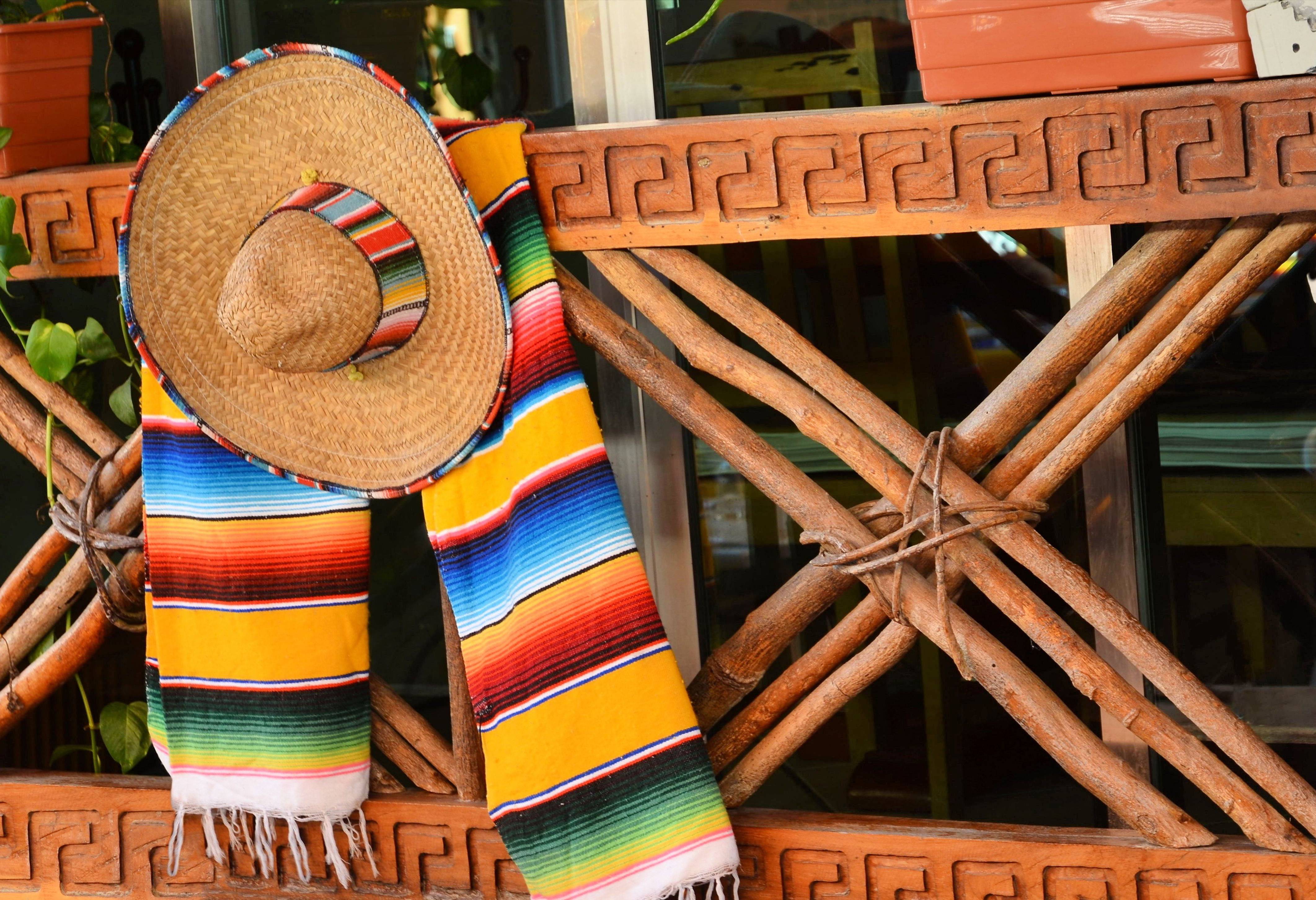 Mexicaanse sombrero en poncho