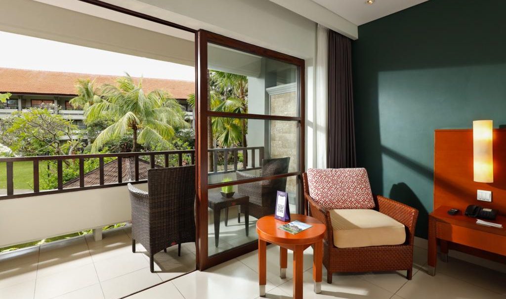 Balkon van Deluxe kamer in het Bali Dynasty in Kuta Tuban op Bali