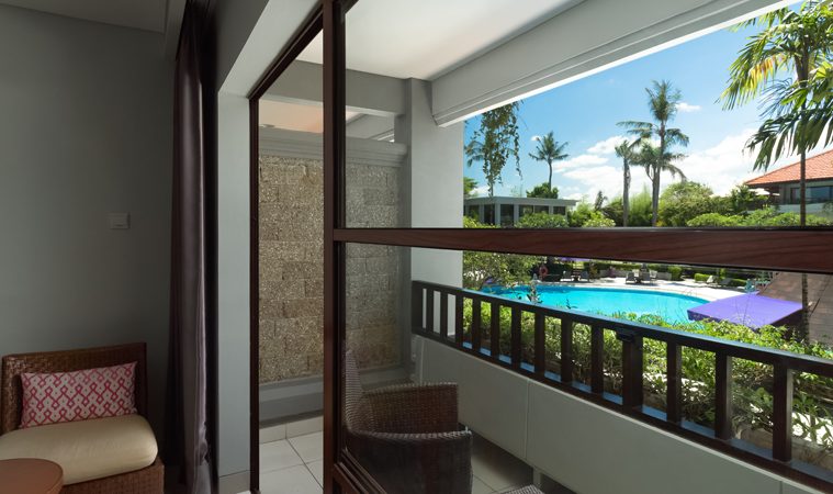 Deluxe Poolview kamer balkon in het Bali Dynasty in Kuta Tuban op Bali