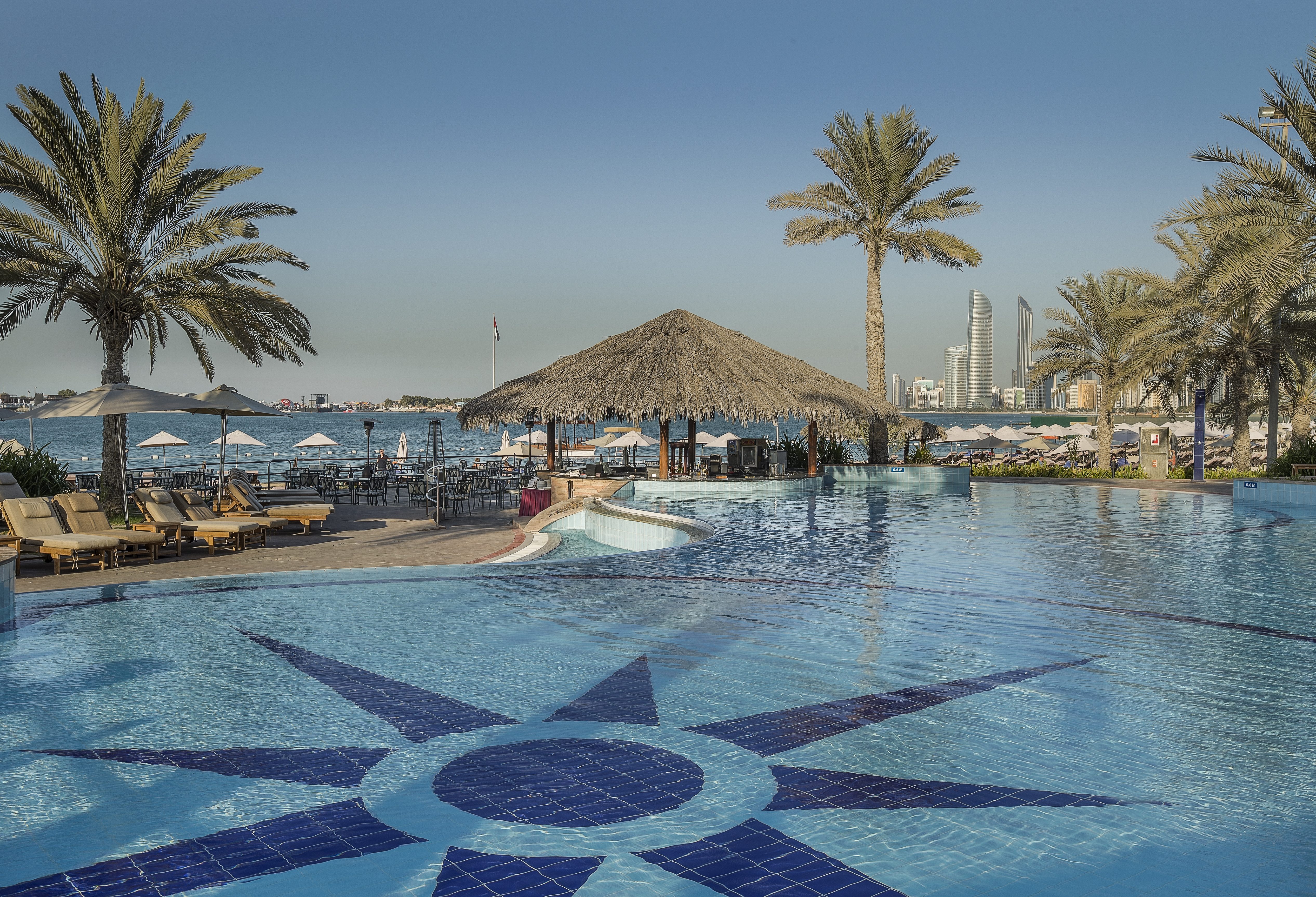 Radisson Blu Hotel Corniche zwembad