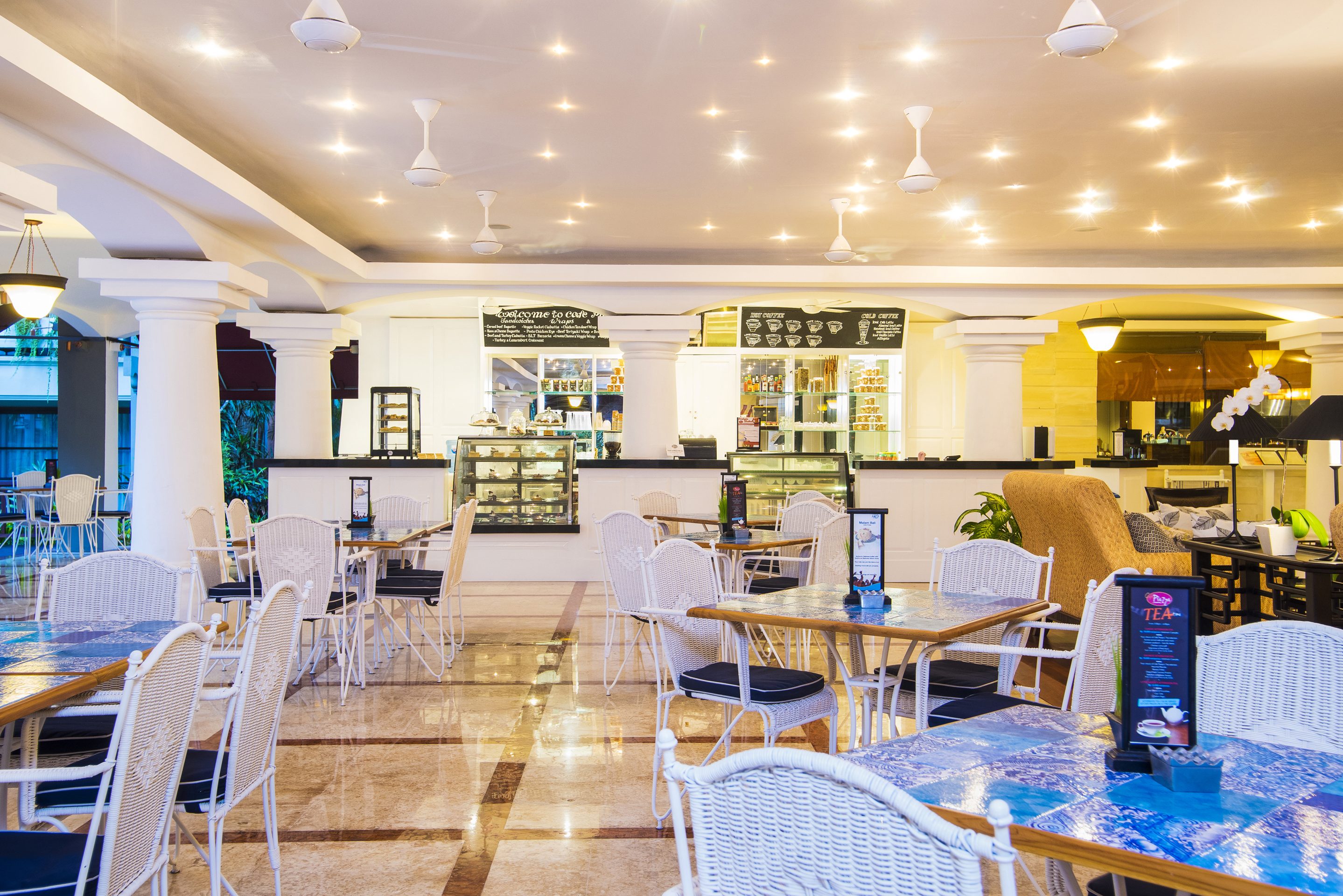 Cafe Piazza in het Bali Dynasty in Kuta Tuban op Bali