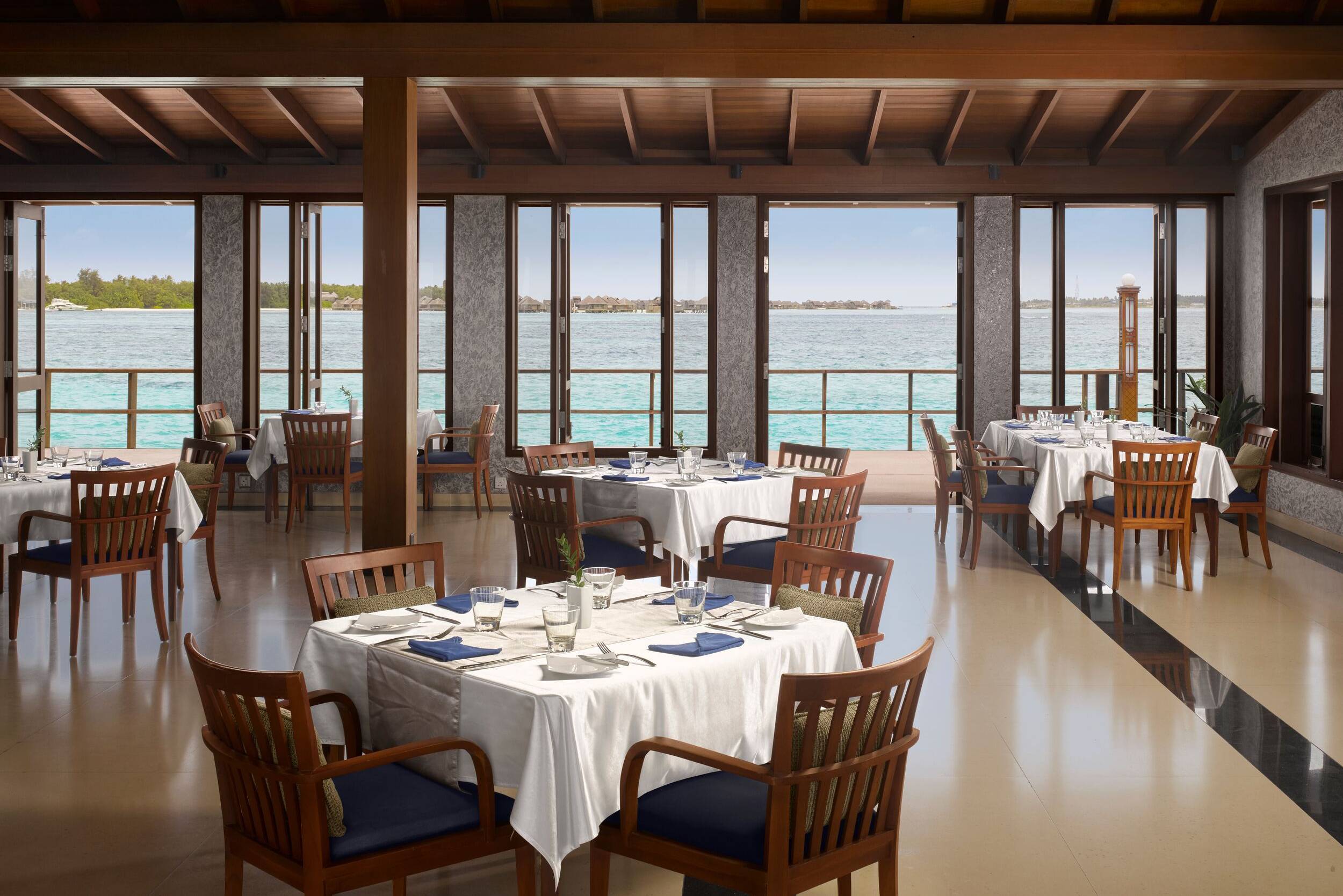 Malediven Villa Nautica Paradise Island restaurant