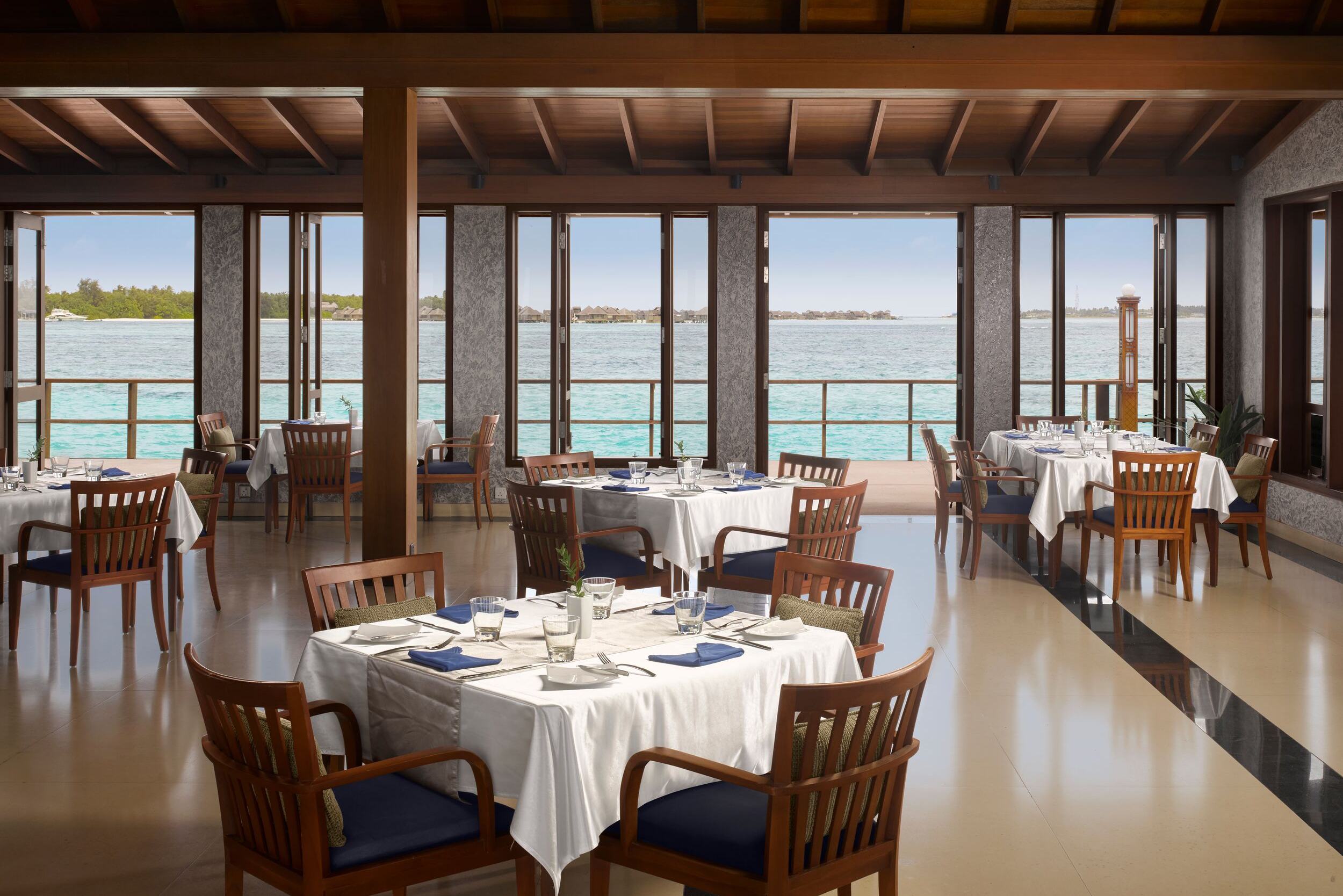 Malediven Villa Nautica Paradise Island restaurant