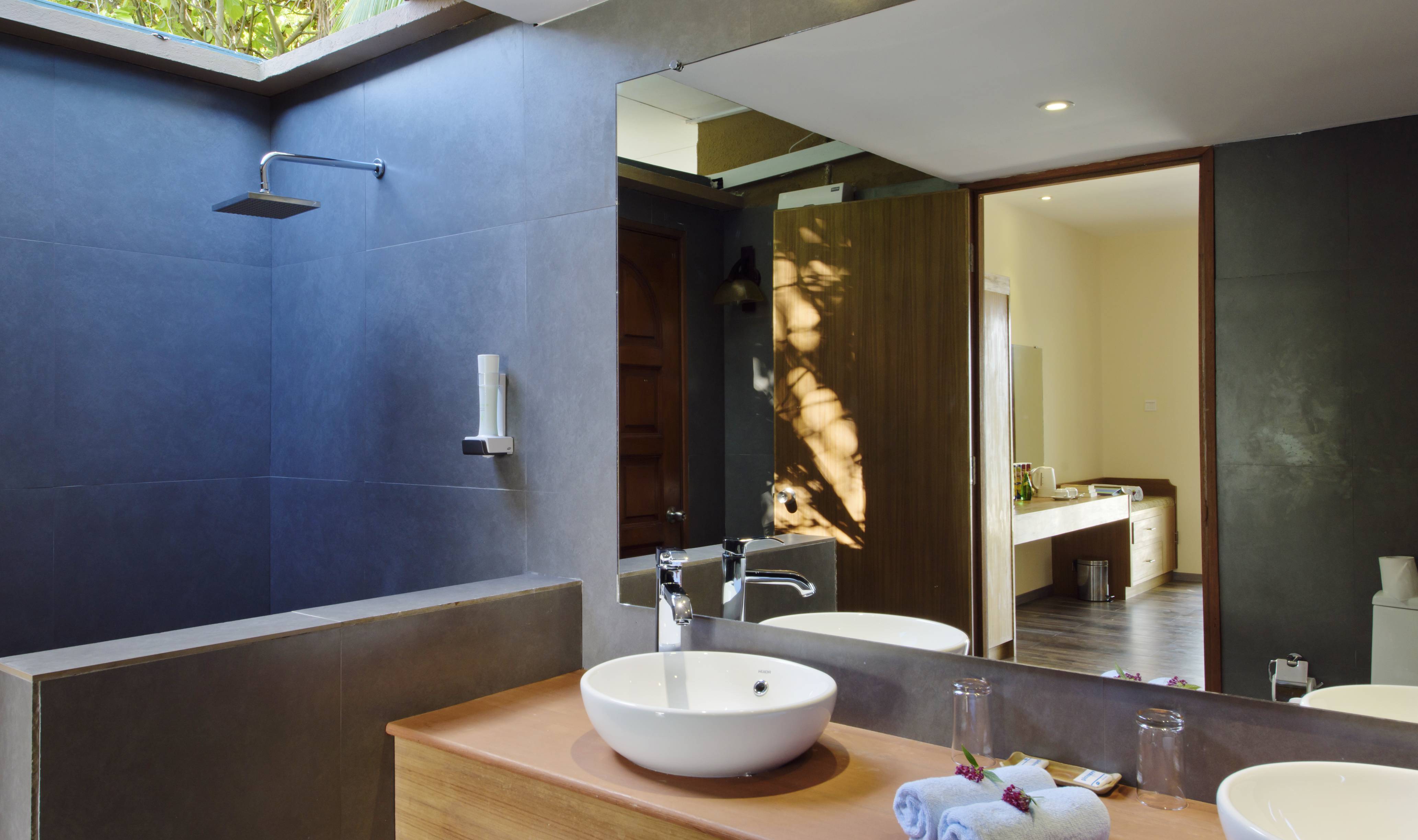 malediven eriyadu eiland deluxe beach villa badkamer