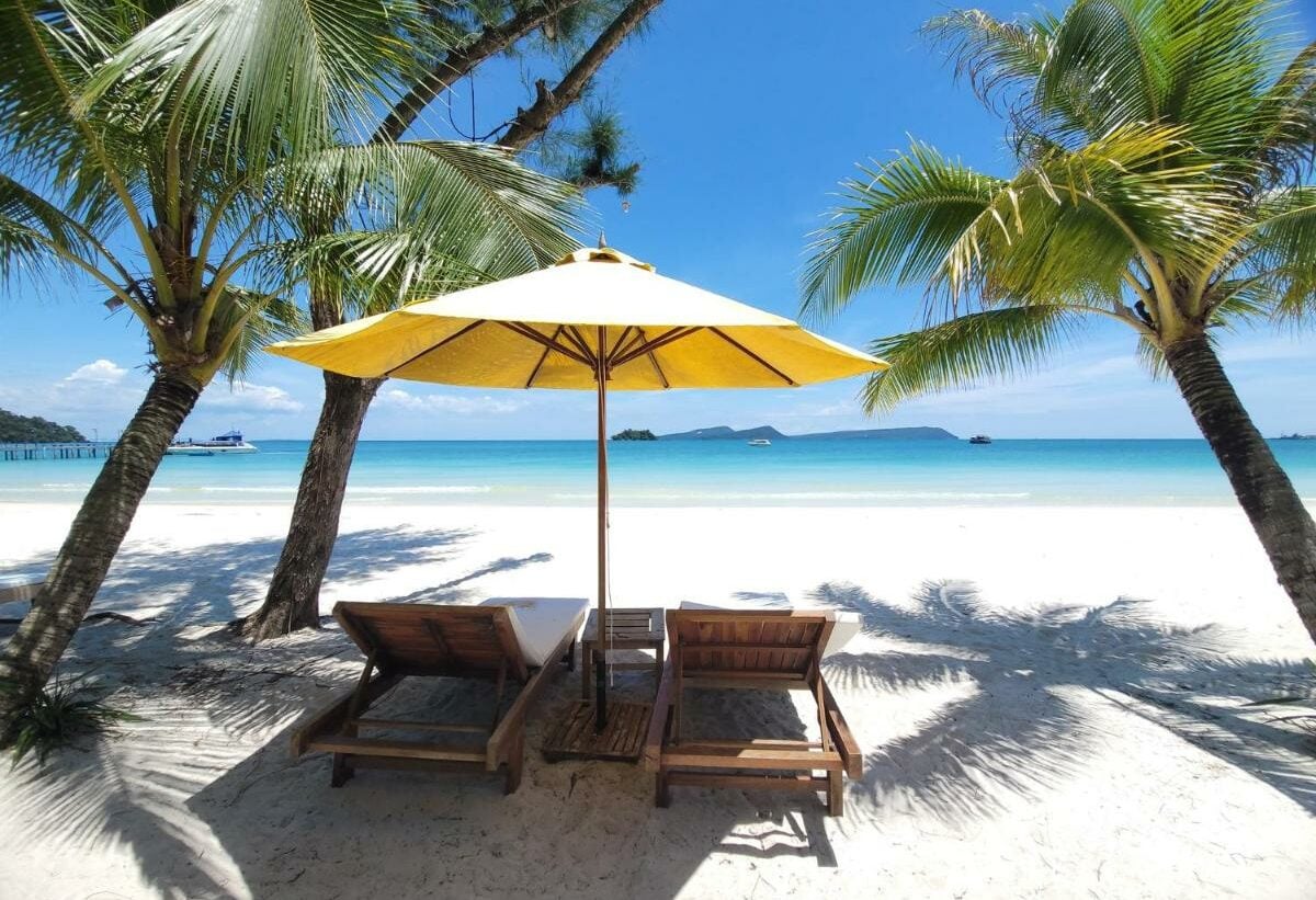 Strand bij het Long Set Resort op Koh Rong in Cambodja