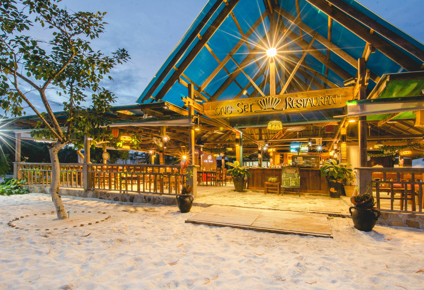 Restaurant van het Long Set Resort op Koh Rong in Cambodja