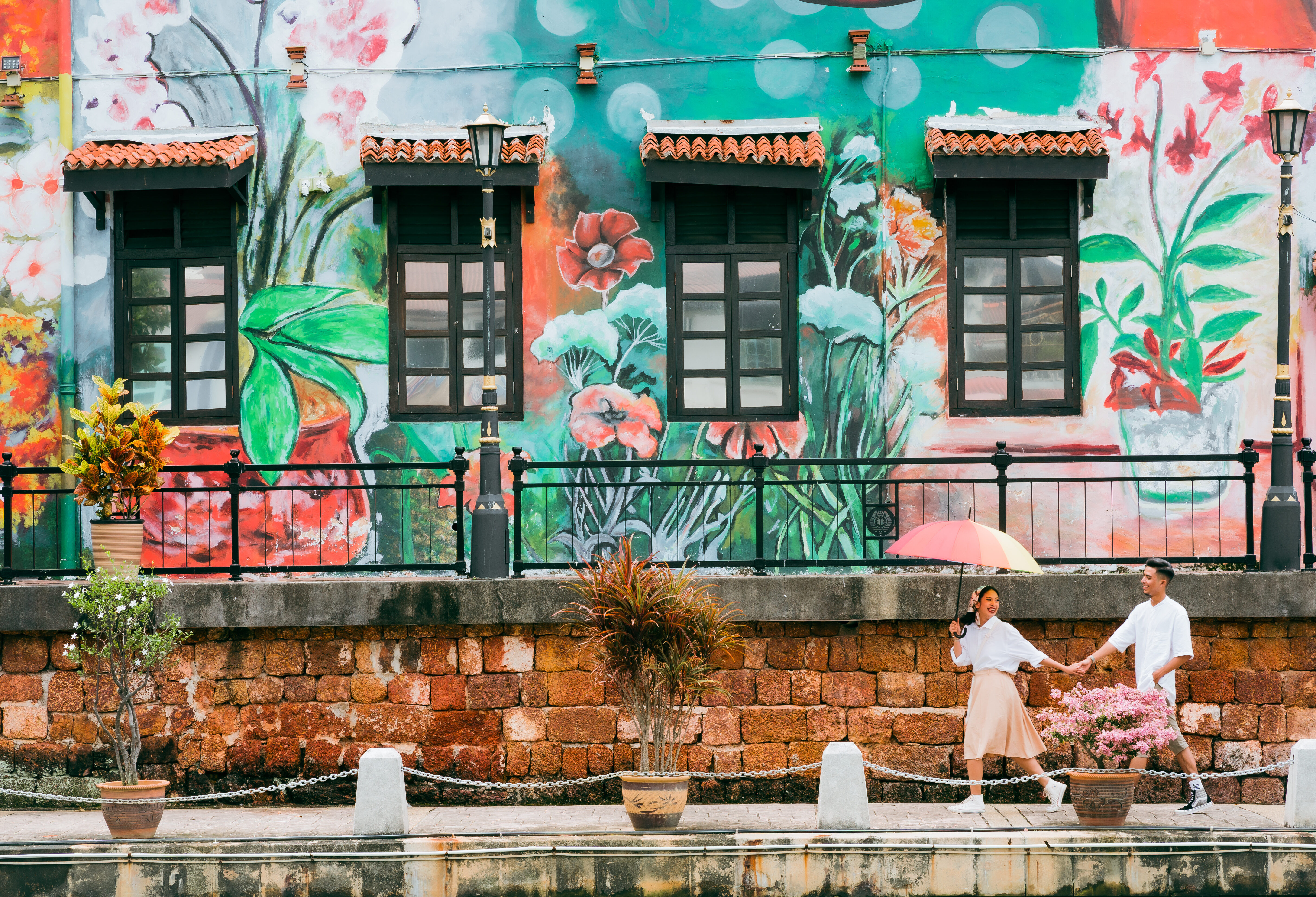 Koppel langs rivier Malacca met muurkunst