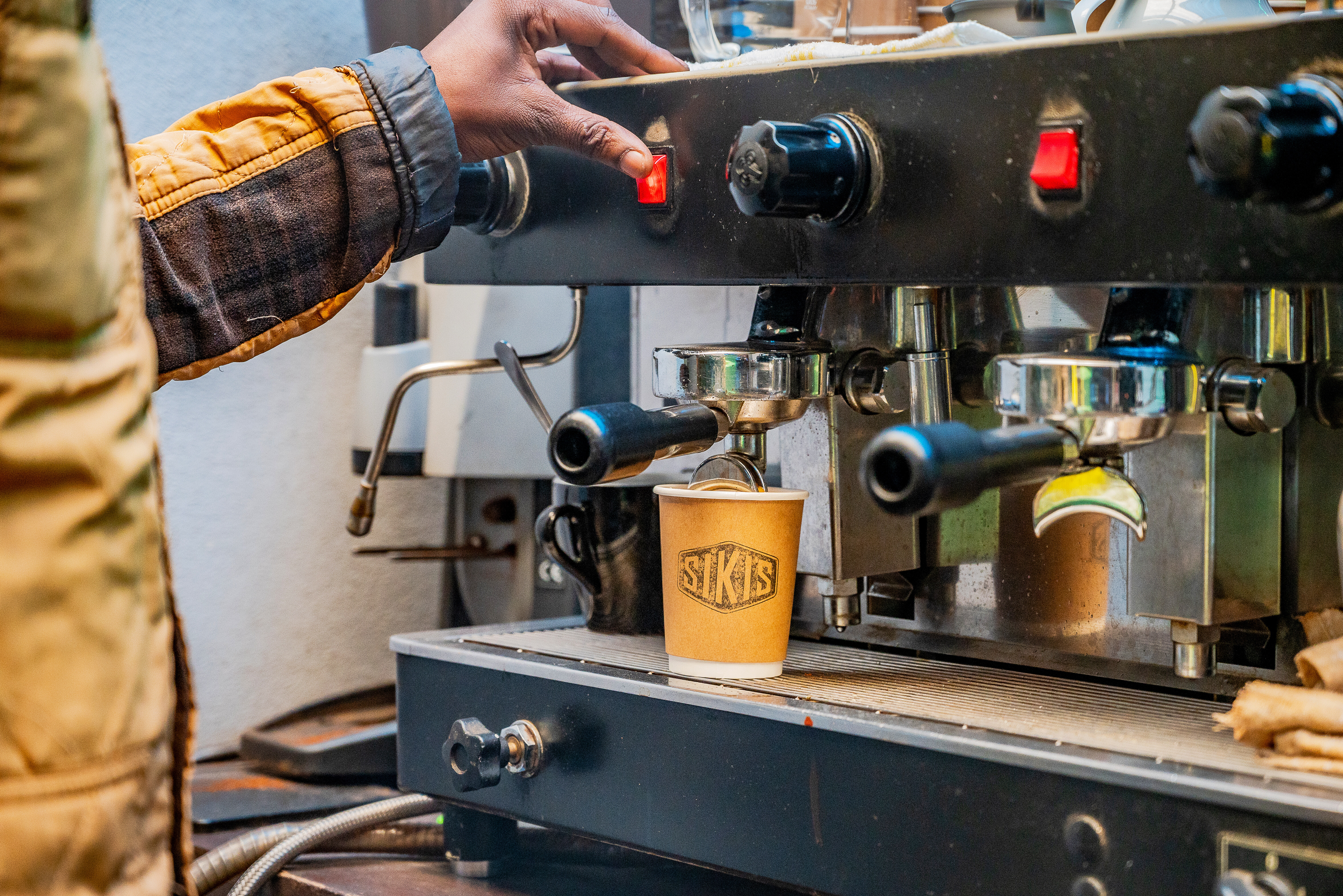 Verse kop koffie bij Sikis Coffee Cafe in Khayelitsha