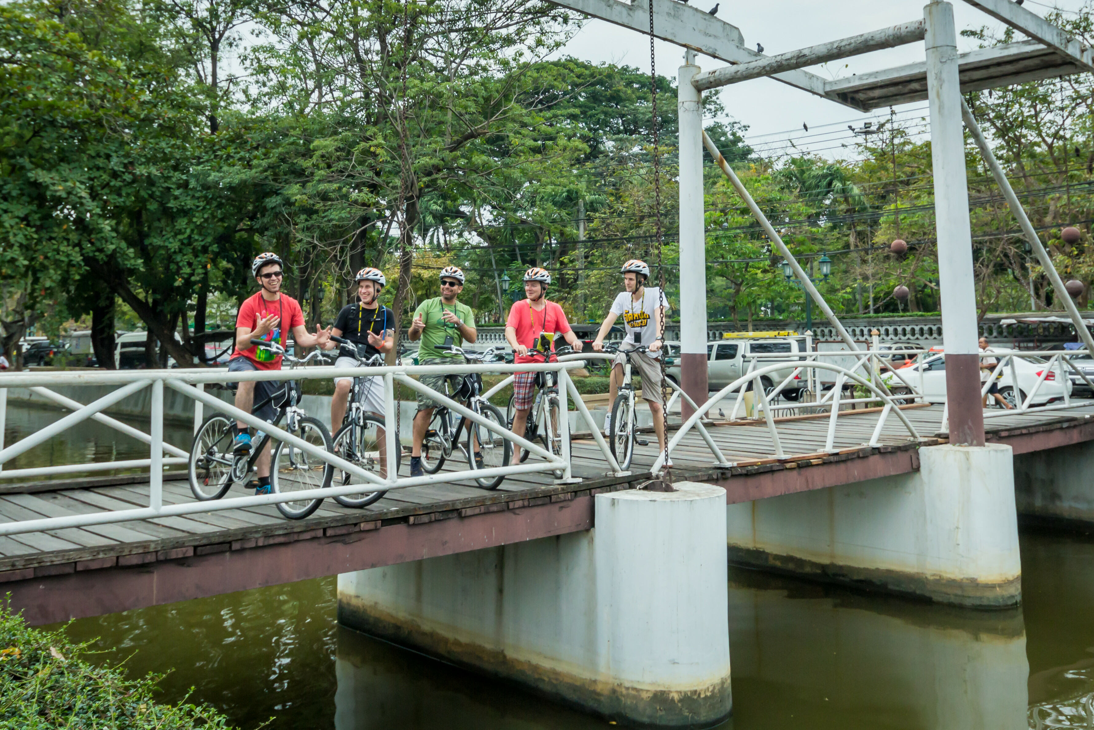Fotostop op brug tijdens fietstour