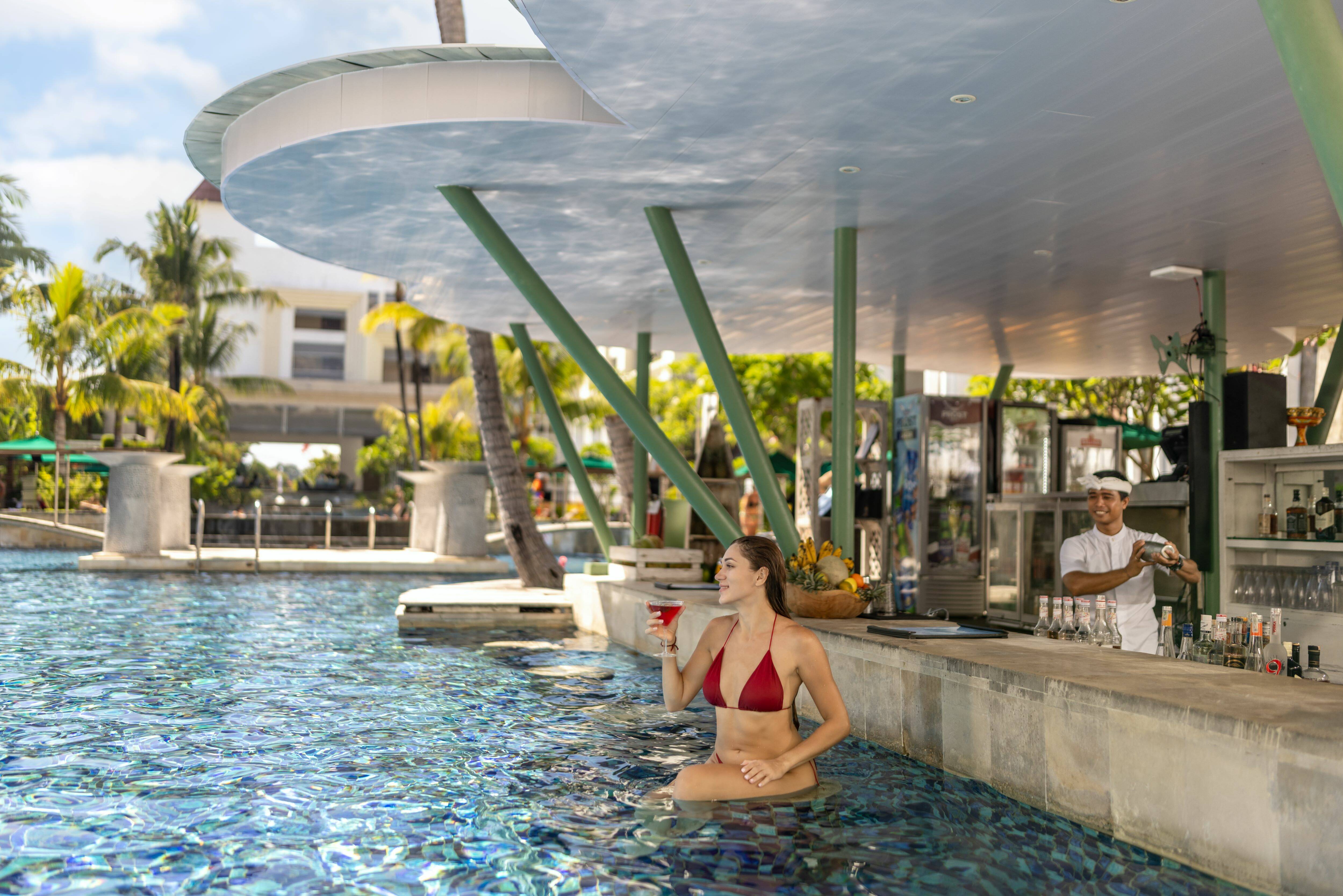 Poolbar van het Sanur Resort Watujimbar op Bali