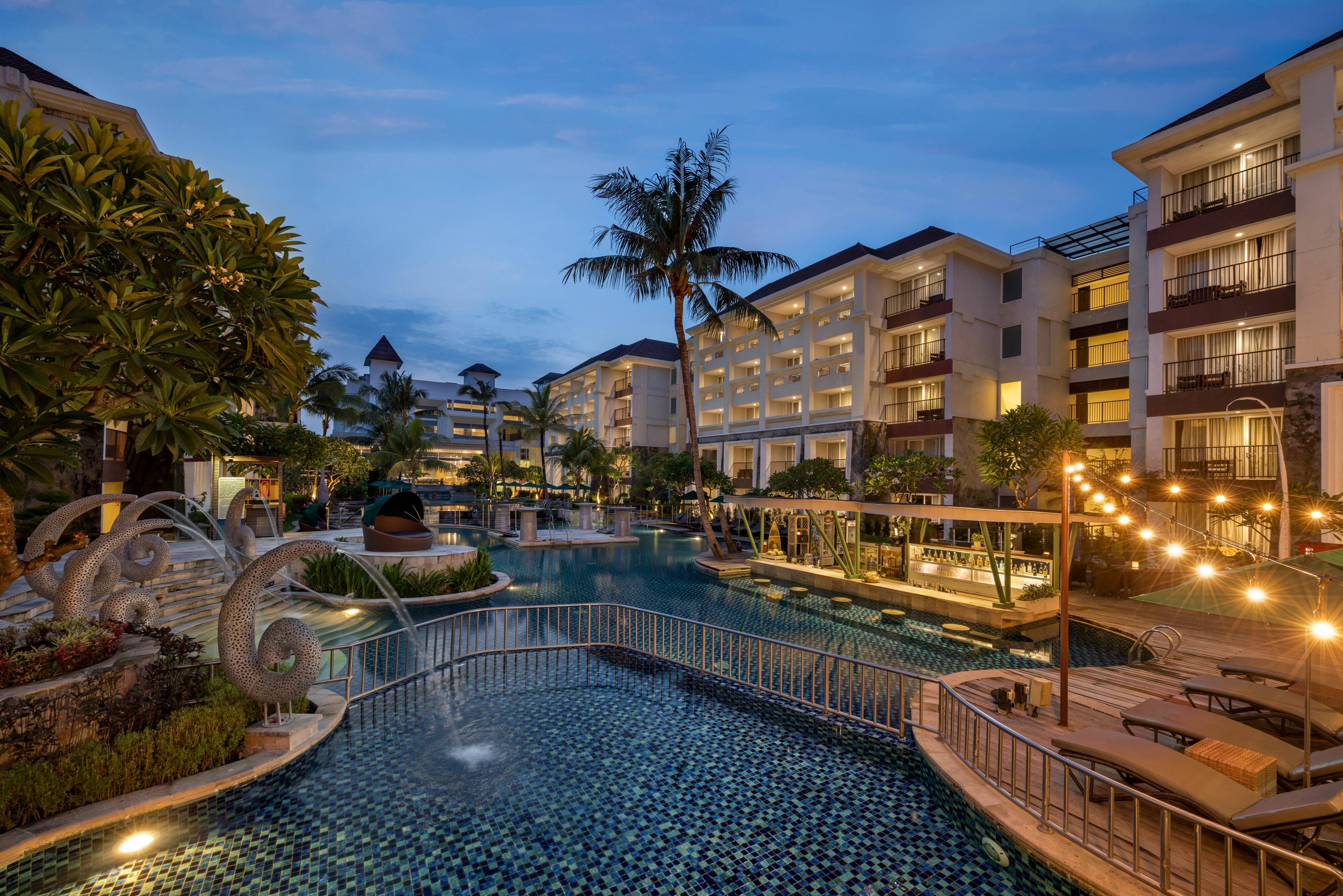 Het Sanur Resort Watujimbar bij zonsondergang op Bali