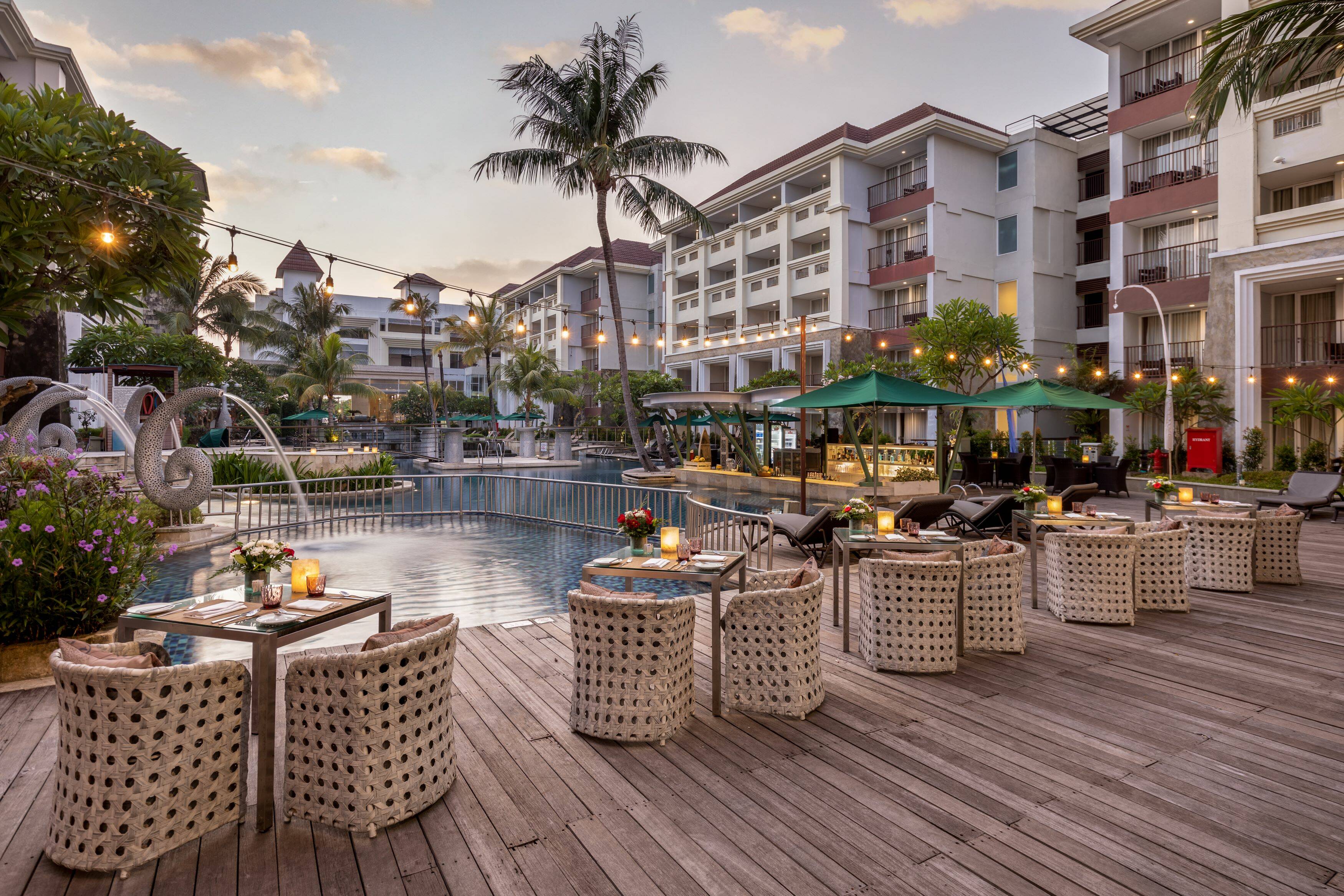 Pooldek van het Sanur Resort Watujimbar op Bali