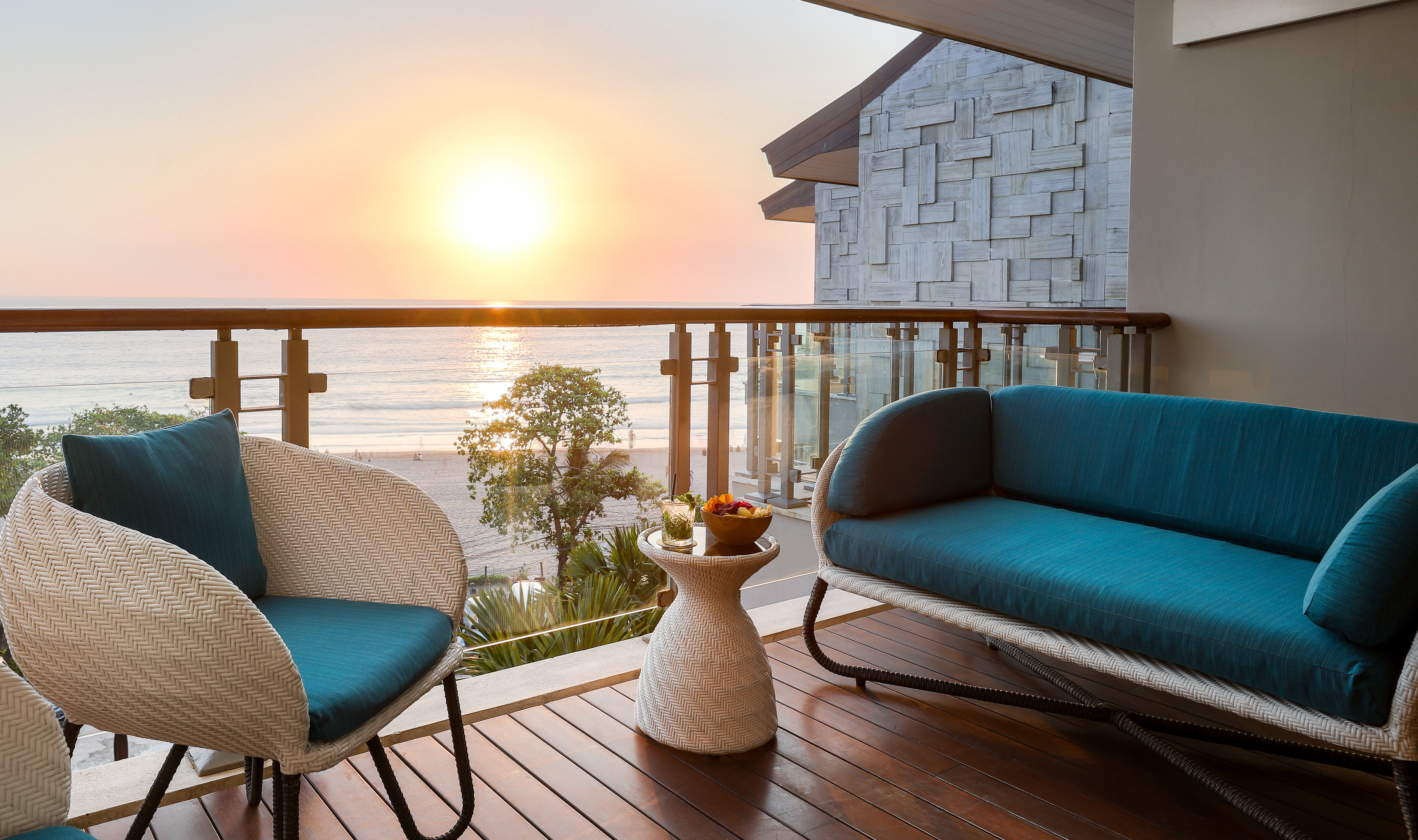 Deluxe Suite Ocean View balkon in het Double Six Luxury Hotel in Seminyak op Bali