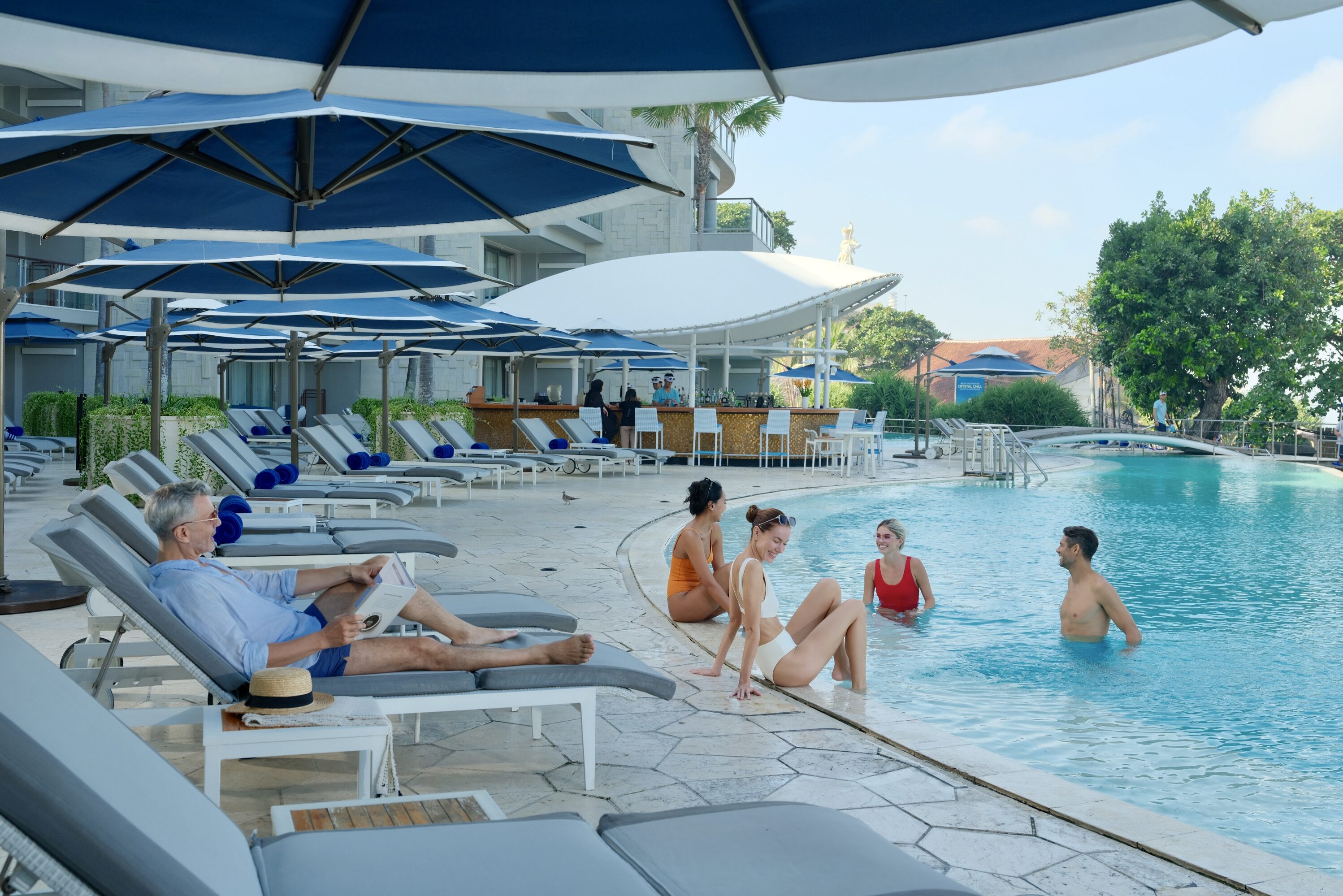 Zwembad van het Double Six Luxury Hotel in Seminyak op Bali