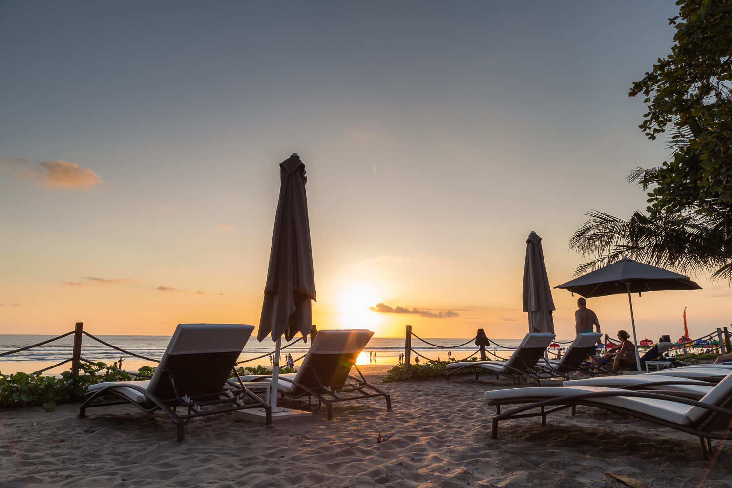 Ligbedjes bij Beach Spot van het Double Six Luxury Hotel in Seminyak op Bali