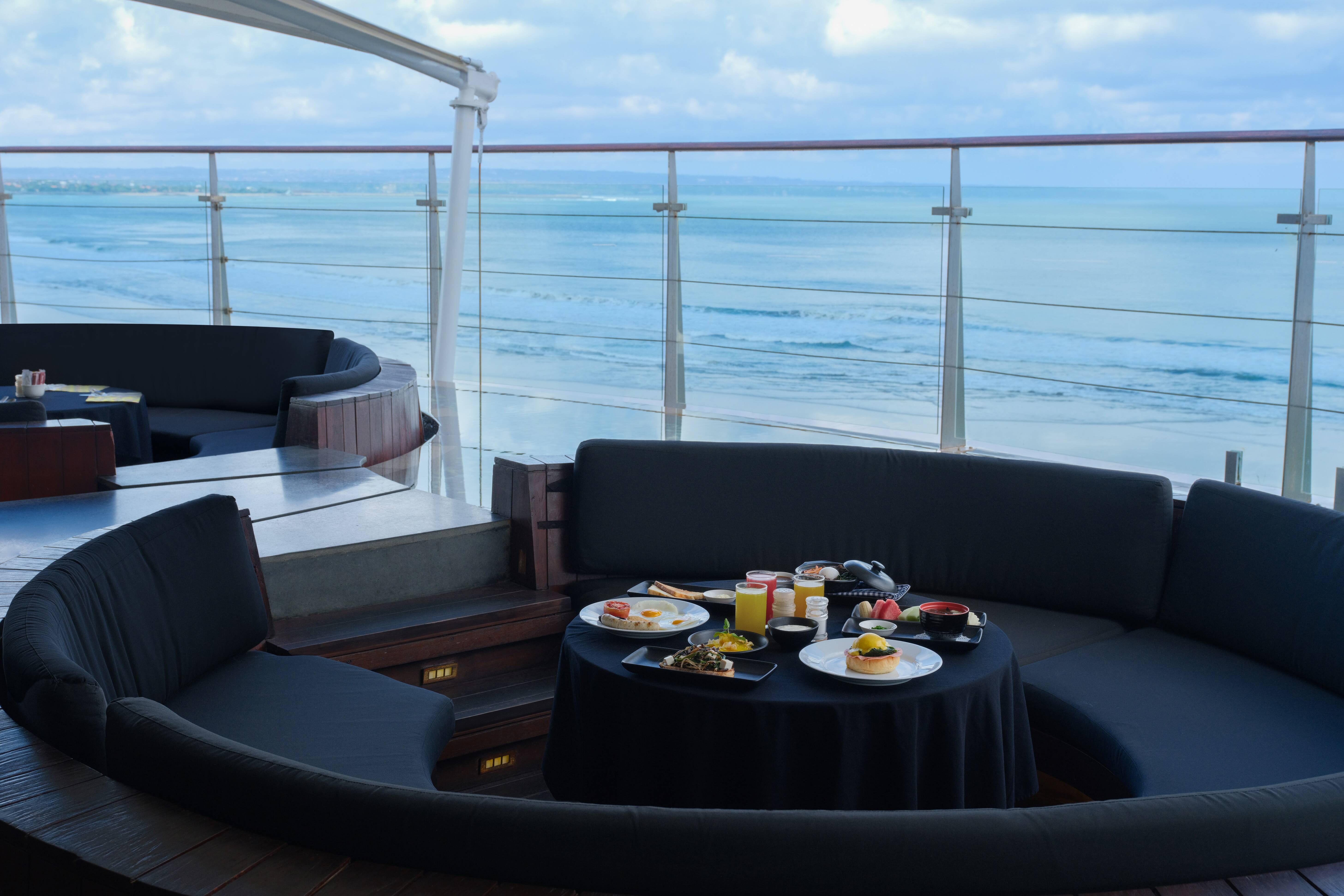 Ontbijt in de Rooftop Bar in het Double Six Luxury Hotel in Seminyak op Bali