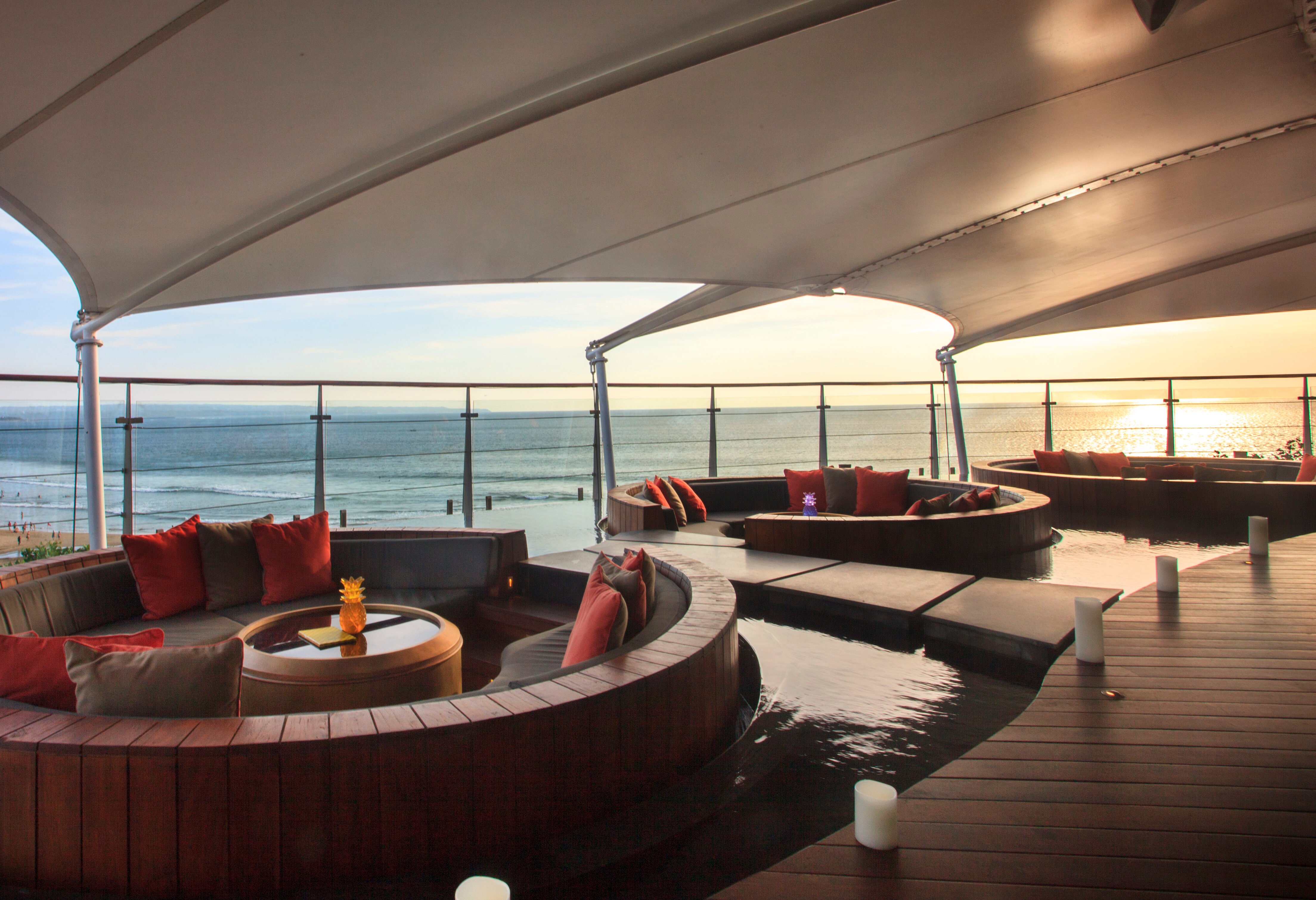 Rooftop Sunset Bar in het Double Six Luxury Hotel in Seminyak op Bali