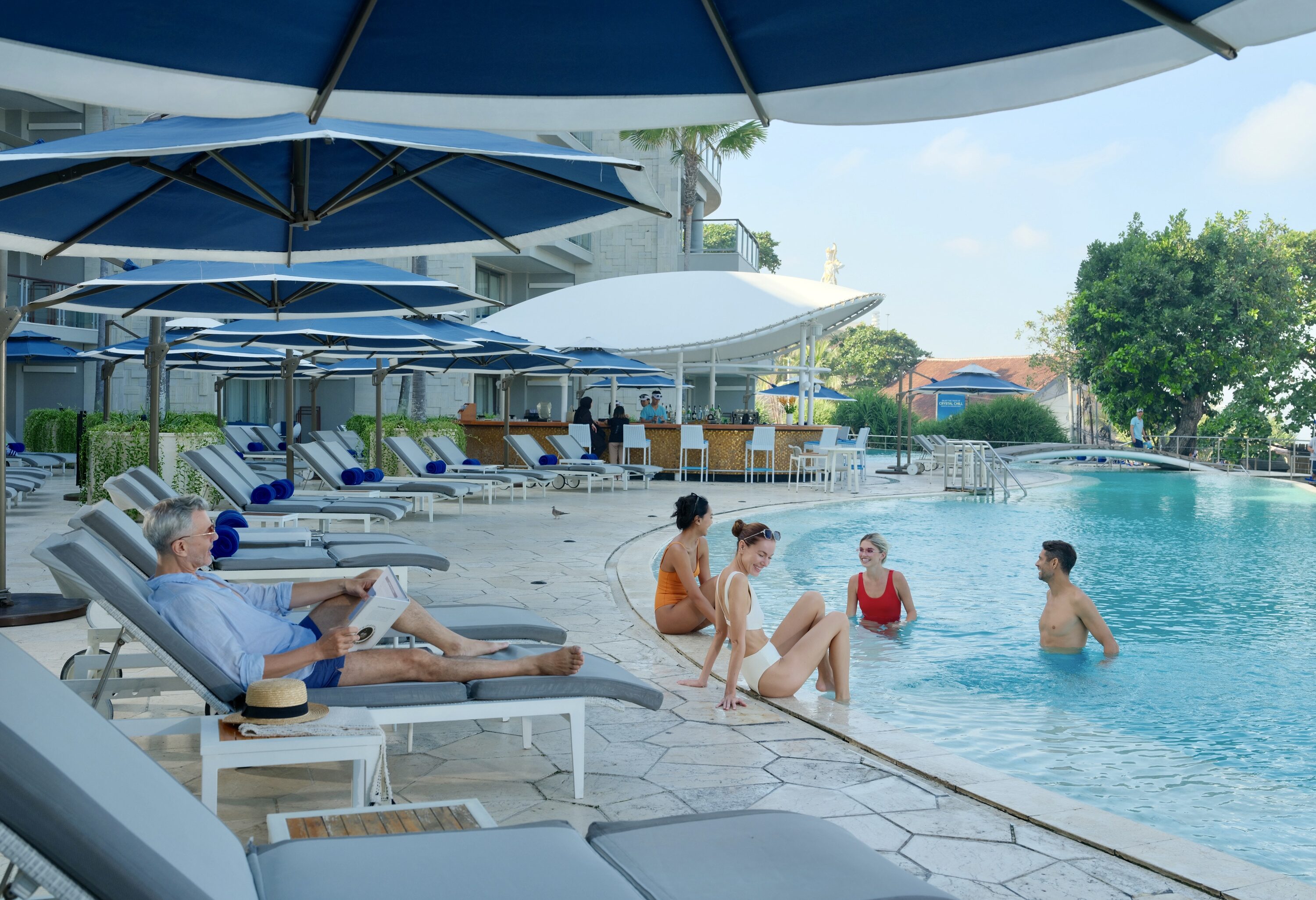 Zwembad van het Double Six Luxury Hotel in Seminyak op Bali