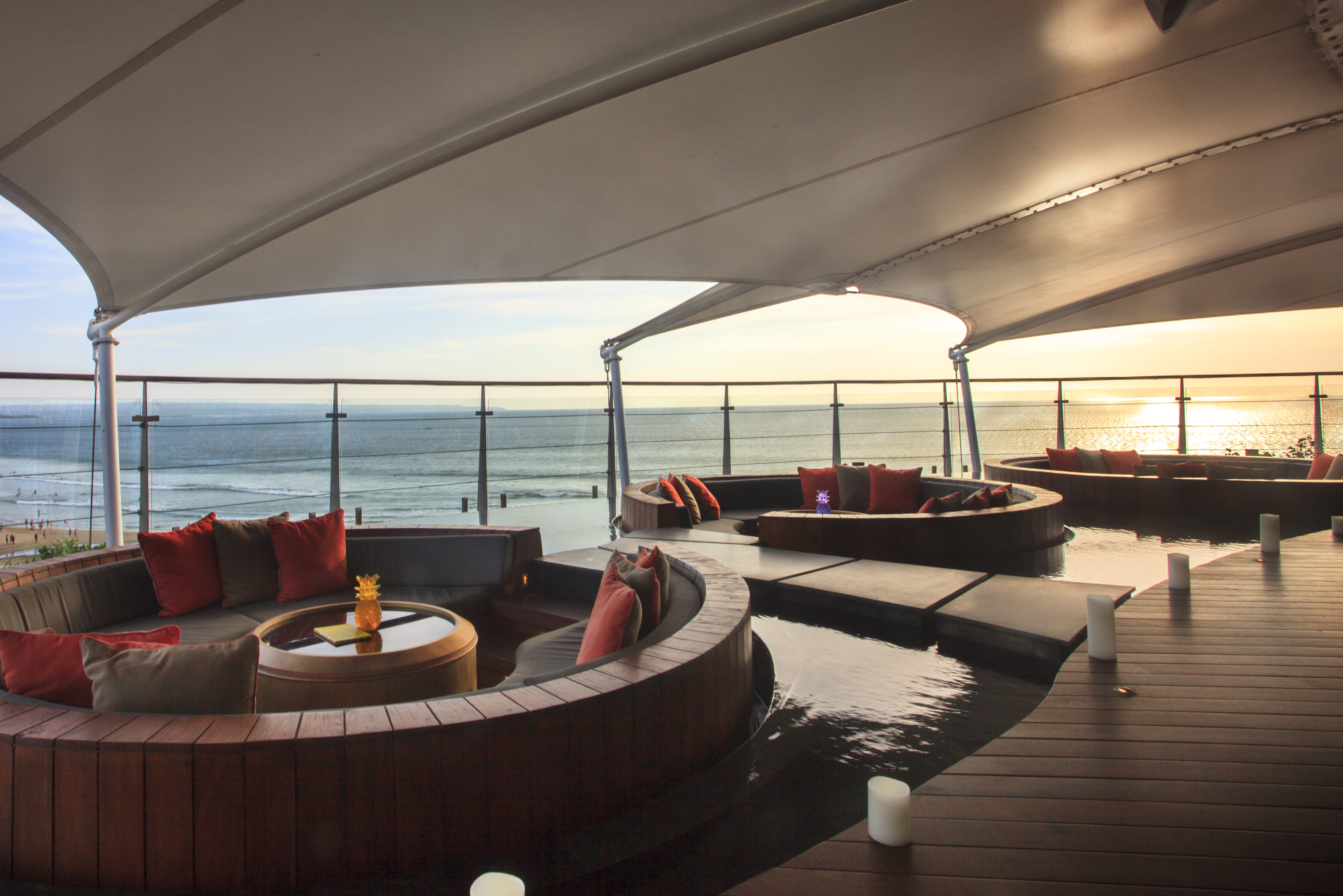 Rooftop Sunset Bar in het Double Six Luxury Hotel in Seminyak op Bali