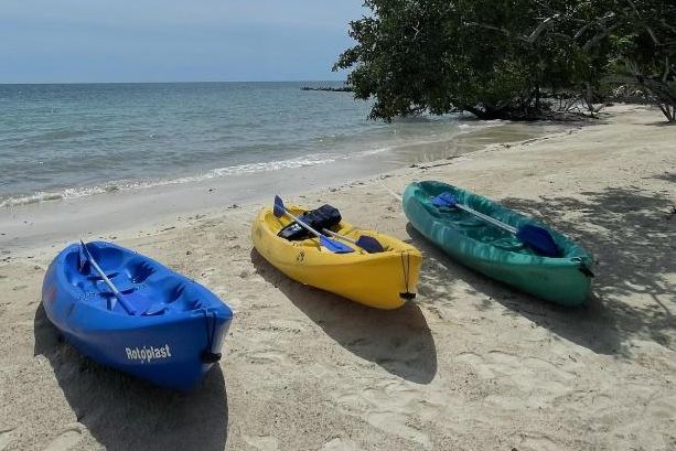 Kayanks bij Sabai Beach Club op Baru Island, Colombia