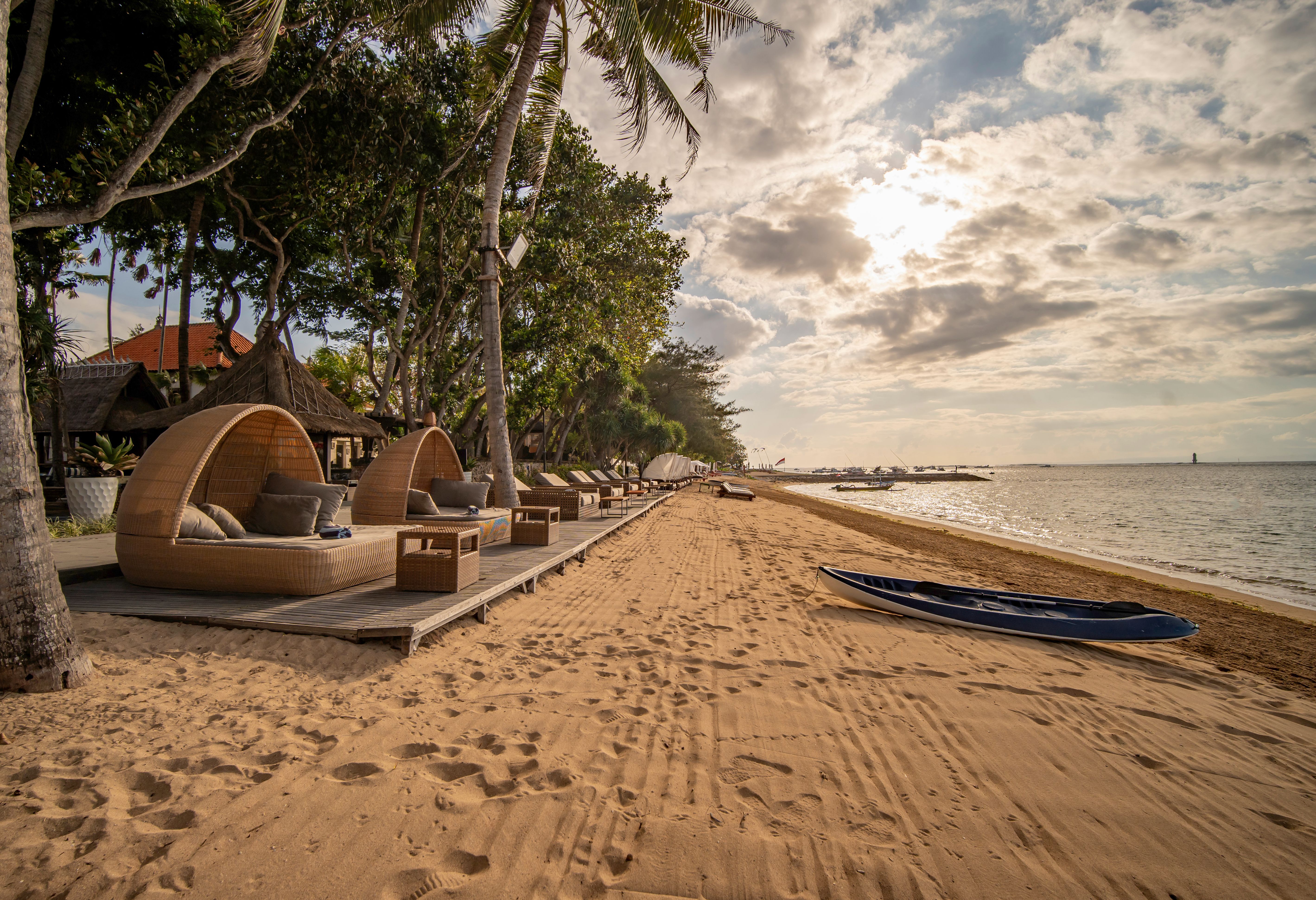 Strandbedjes van het Puri Santrian in Sanur op Bali