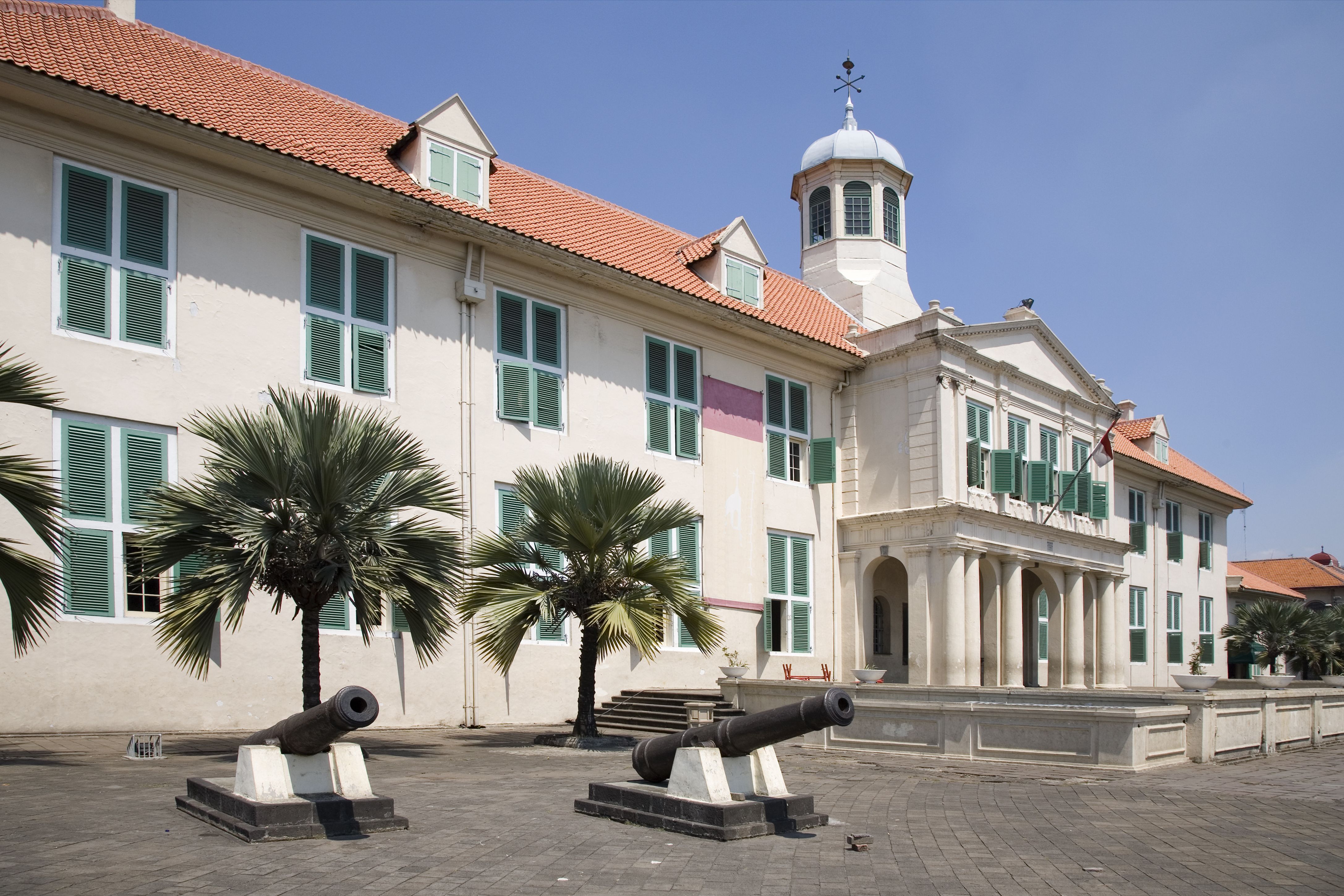 Koloniale gebouwen in het oude centrum van Jakarta op Java in Indonesie