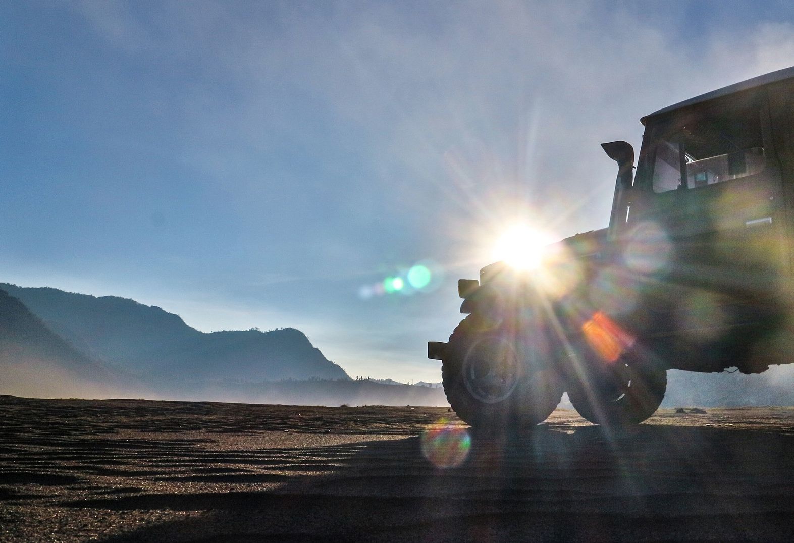 Per jeep over de zandvlakte nabij Bromo op Java in Indonesie