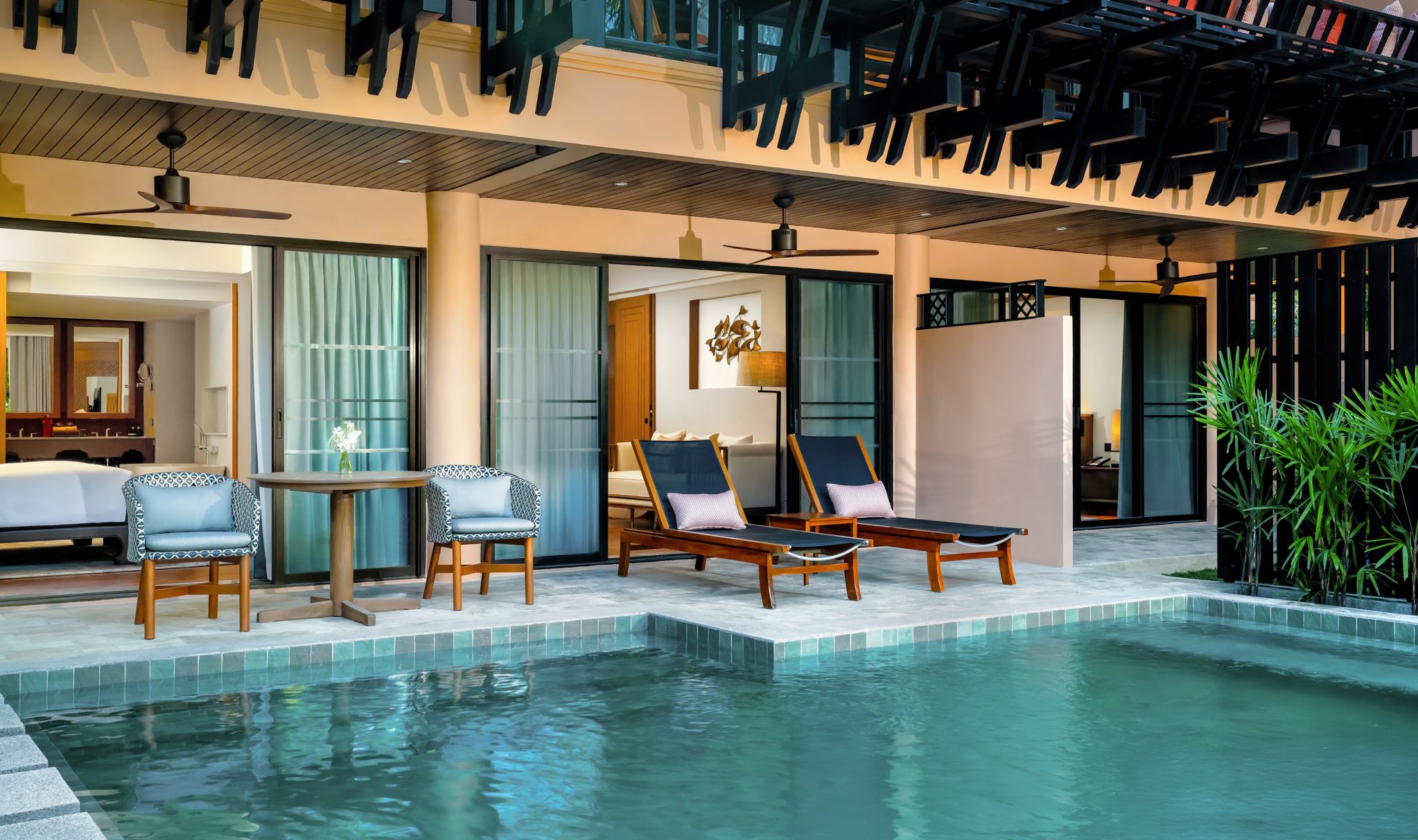 Zwembad met ligbedden