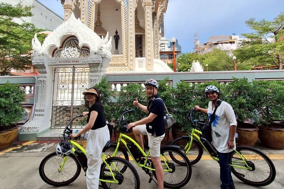 Op de ebike door Chinatown Bangkok