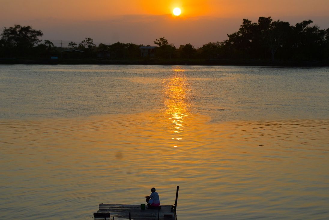 Zonsondergang in de mangroves van Cartagena, Colombia