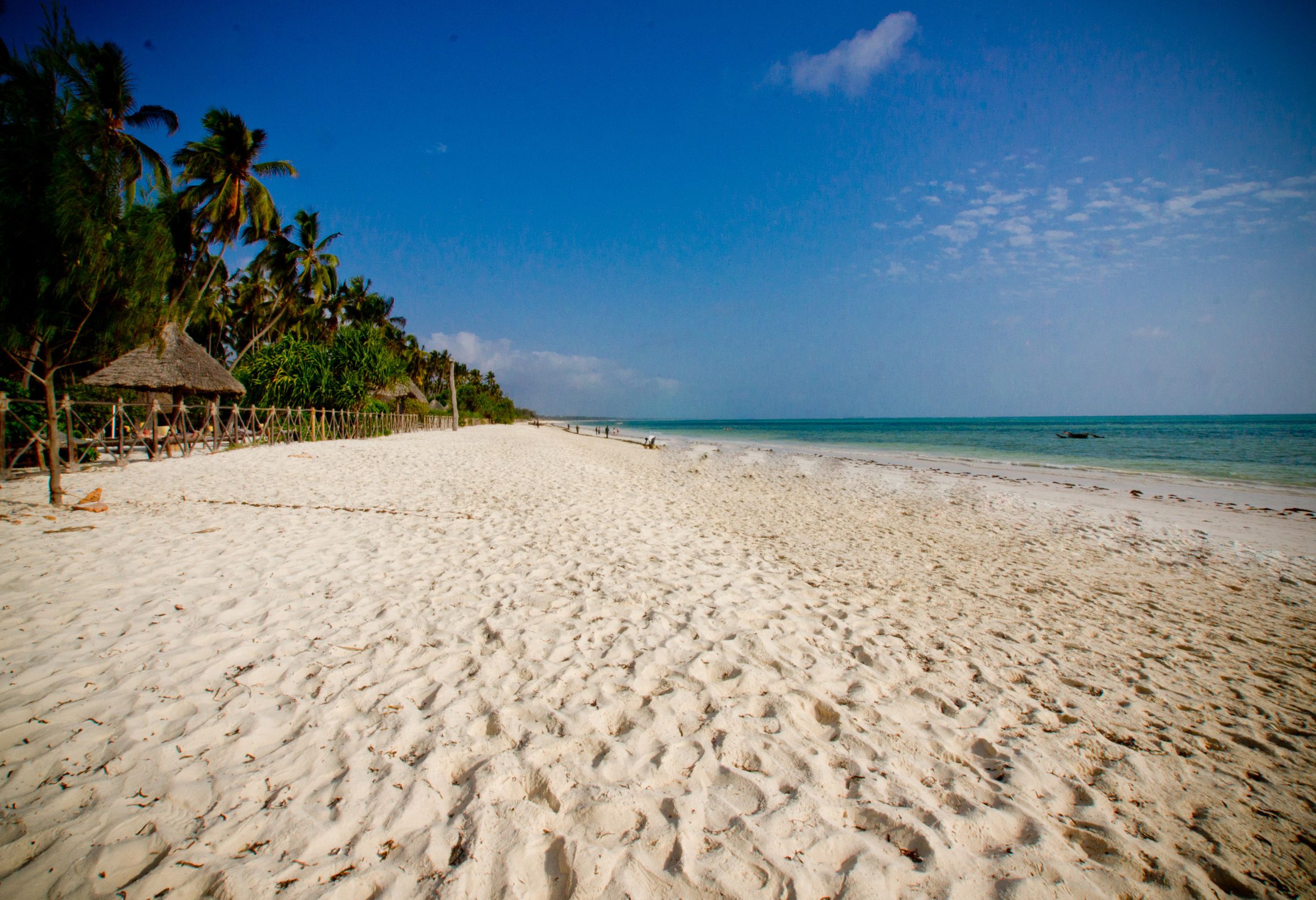 Strand bij Pwani Mchangani in het noordoosten van Zanzibar